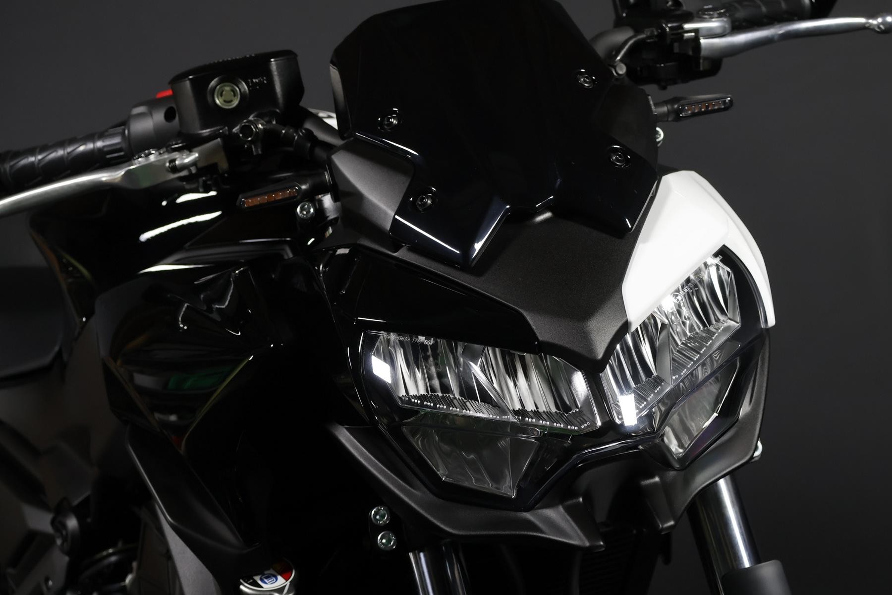 KAWASAKI Z 650 (50/35 KW) *Black & White* Level 2-image-1