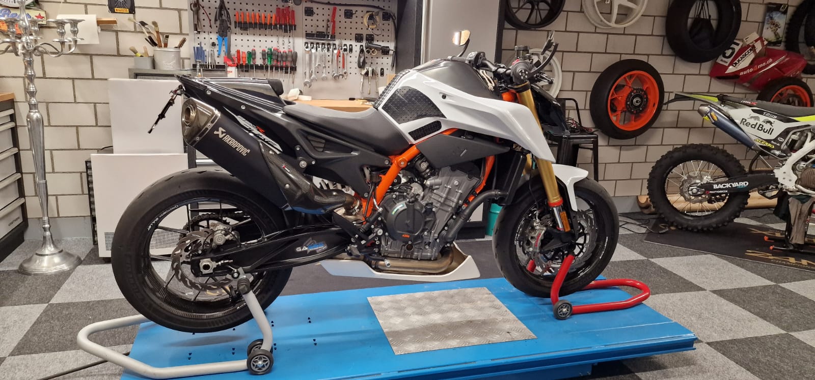 KTM 890 Duke R-image-5