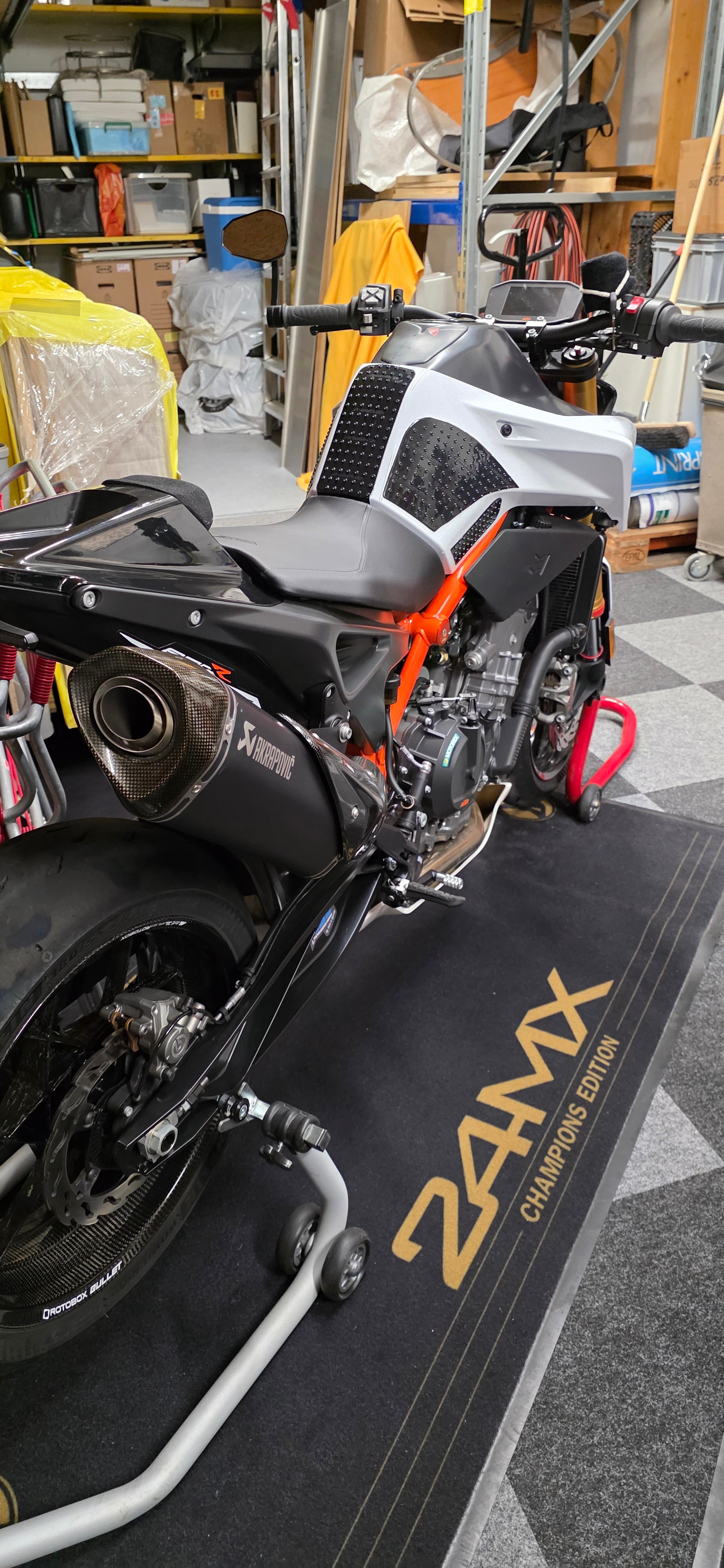 KTM 890 Duke R-image-2