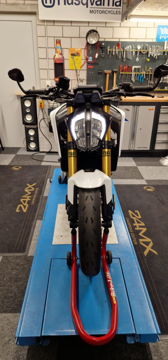 KTM 890 Duke R-image-1