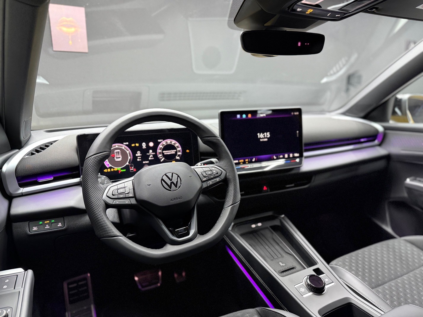 VW T-Roc 1.5eTSI mH R-Line-image-12