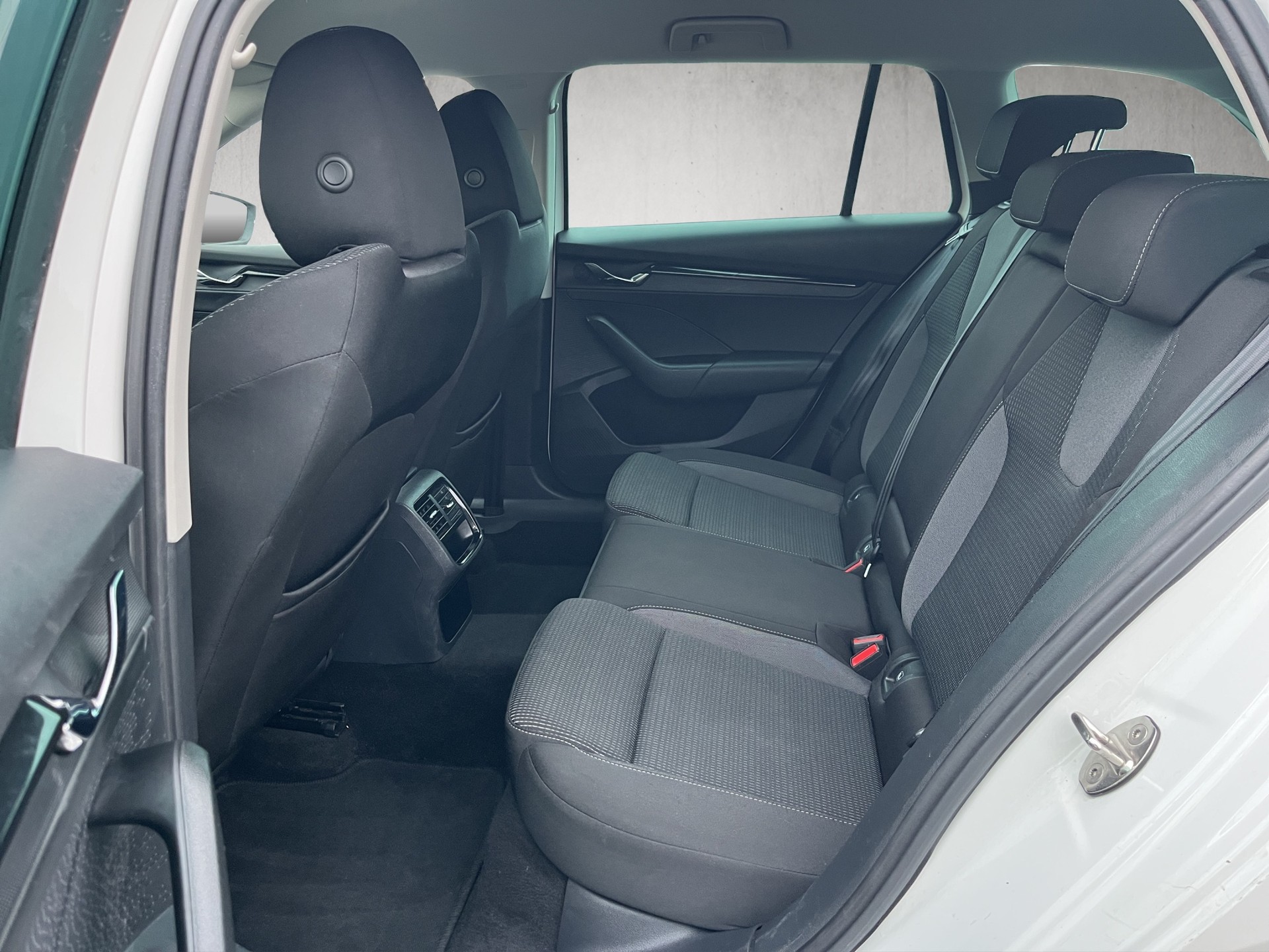 SKODA Octavia Combi 2.0 TDI DSG Ambition 4x4-image-11