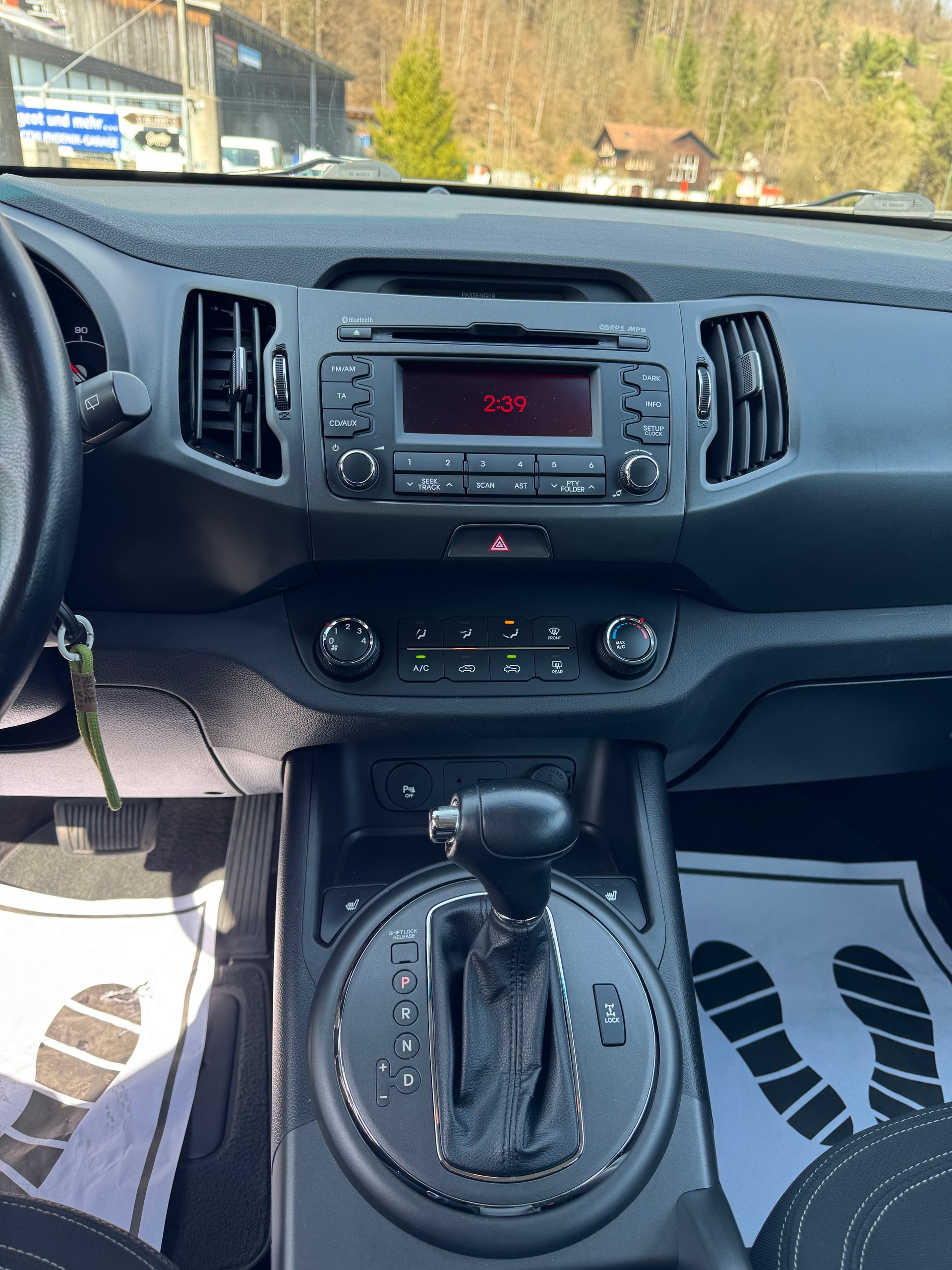KIA Sportage 2.0 CRDi Style 4WD Automatic-image-9