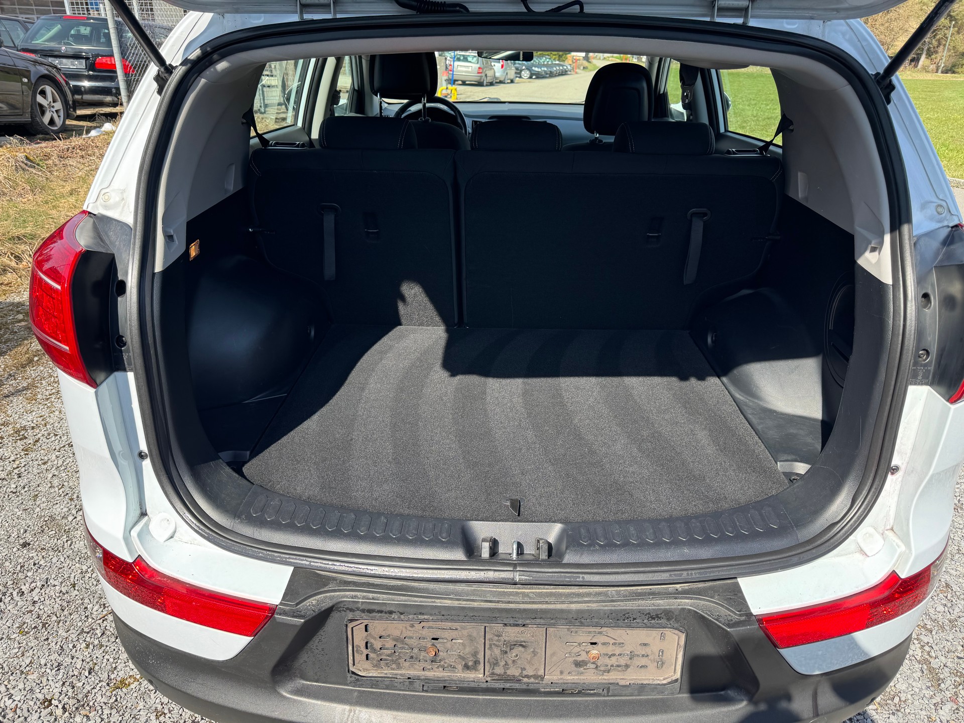 KIA Sportage 2.0 CRDi Style 4WD Automatic-image-5