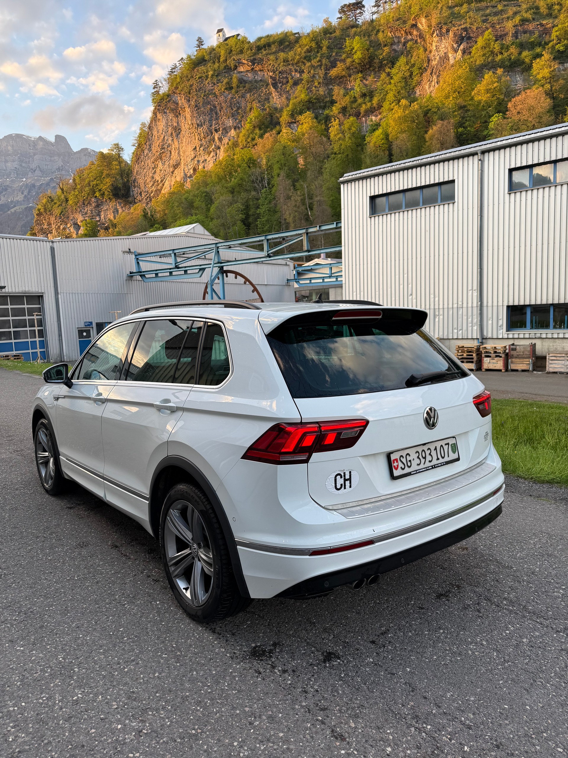 VW Tiguan 2.0 TDI R-Line Trendline 4Motion DSG-image-21