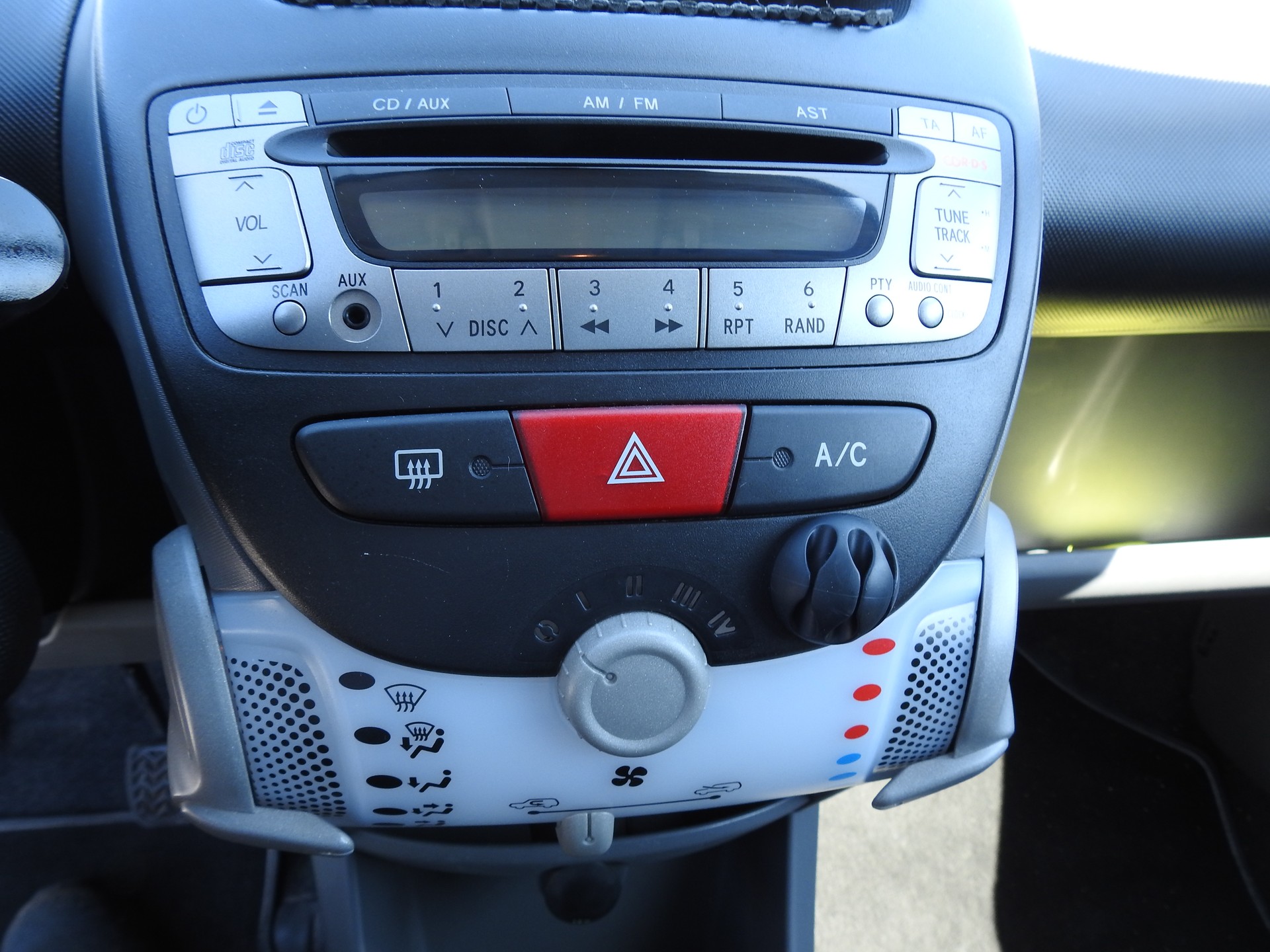 PEUGEOT 107 1.0 Trendy-image-19