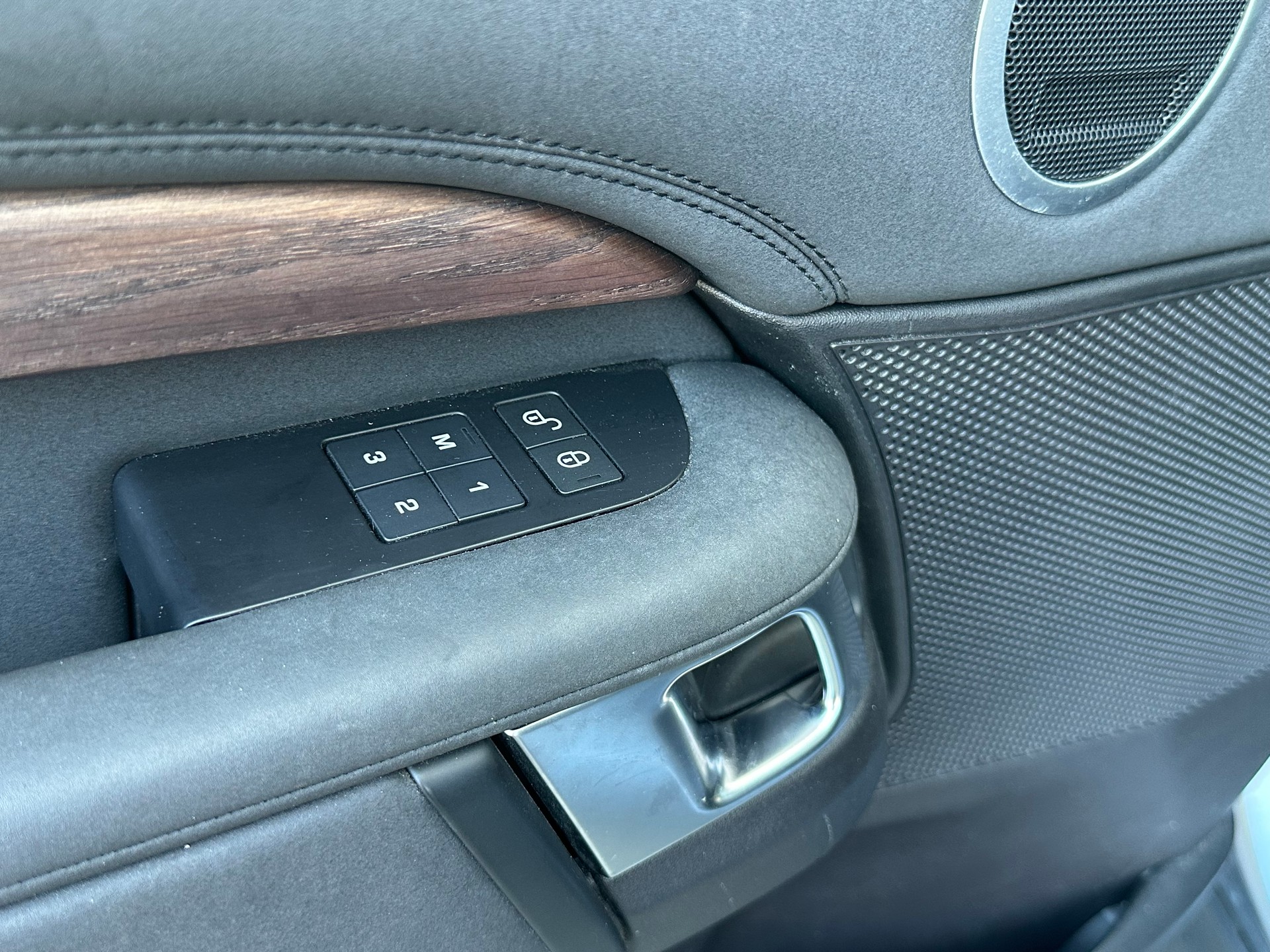 LAND ROVER Discovery 2.0 SD4 HSE Luxury Automatic-image-9