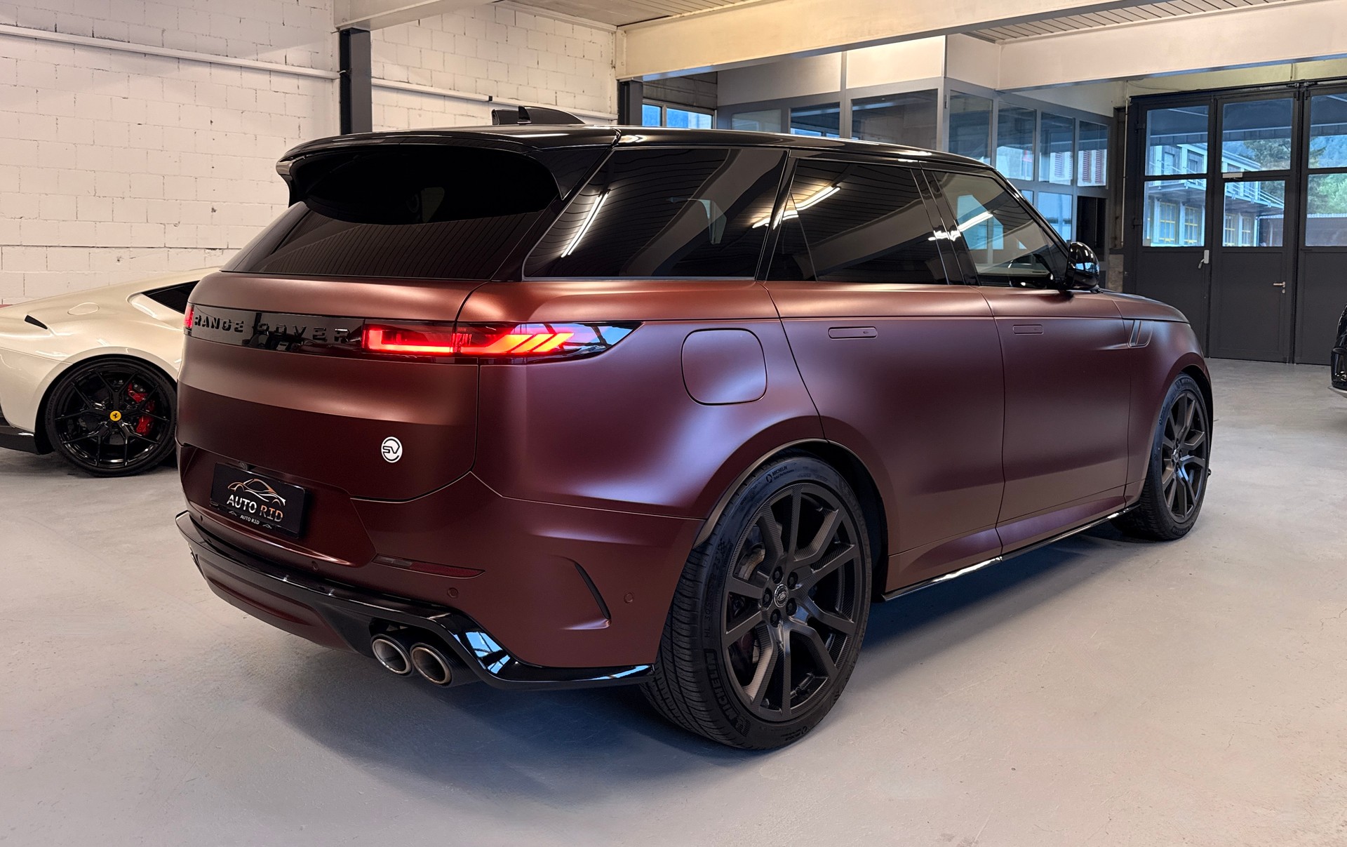 LAND ROVER Range Rover Sport P635 4.4 V8 SV Editon Two-image-5