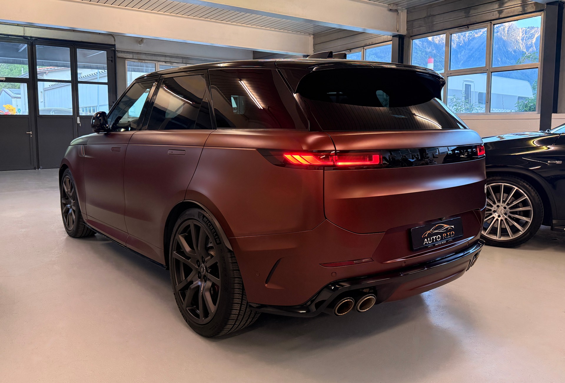 LAND ROVER Range Rover Sport P635 4.4 V8 SV Editon Two-showroom-element-3
