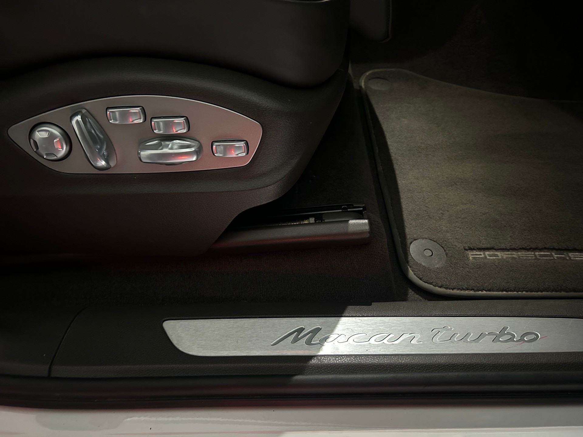 PORSCHE Macan Turbo PDK -Leder-DAB-Adaptive Sportsitze-Tempostat-Carbon Interieur-image-15