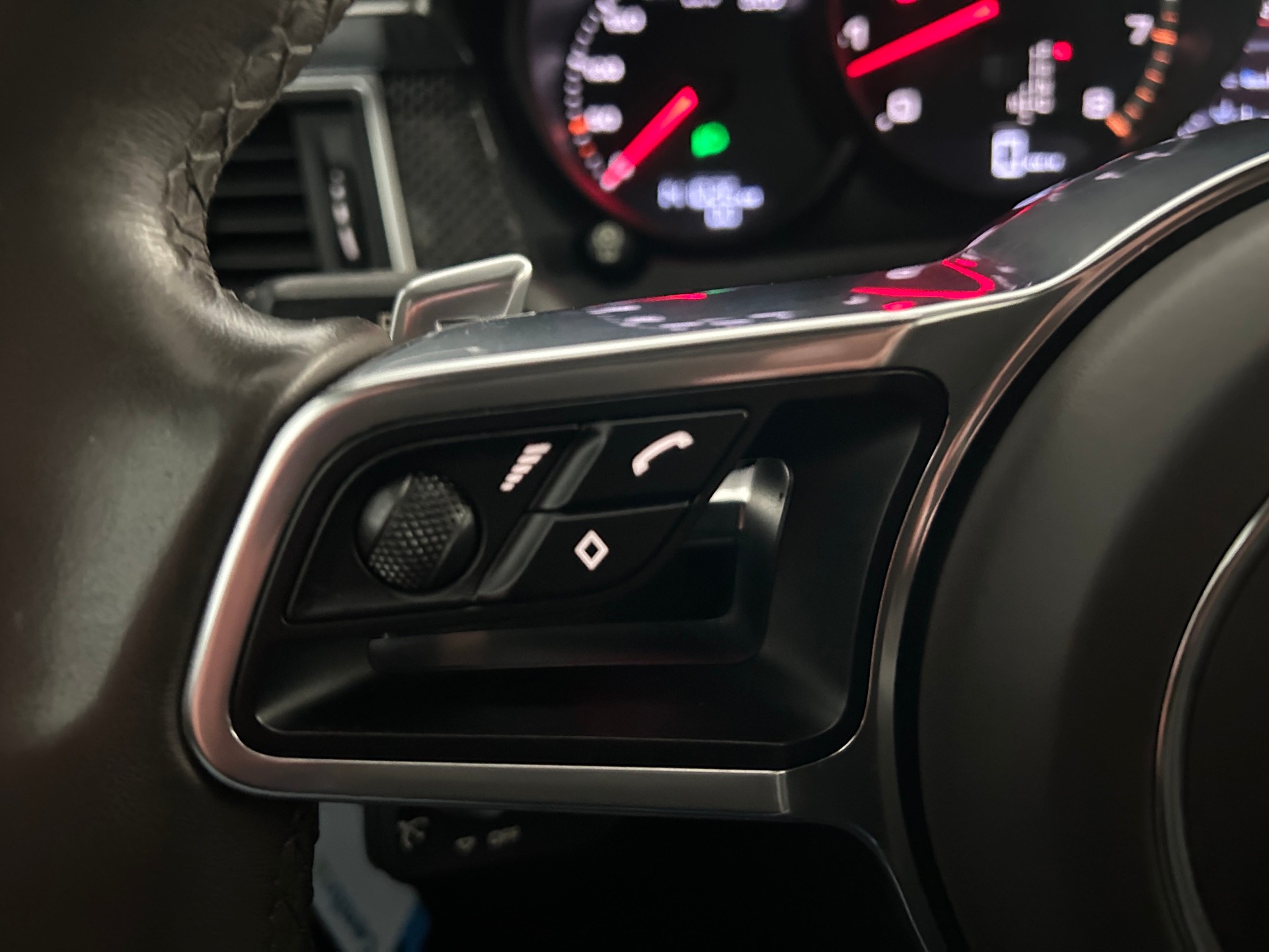 PORSCHE Macan Turbo PDK -Leder-DAB-Adaptive Sportsitze-Tempostat-Carbon Interieur-image-12