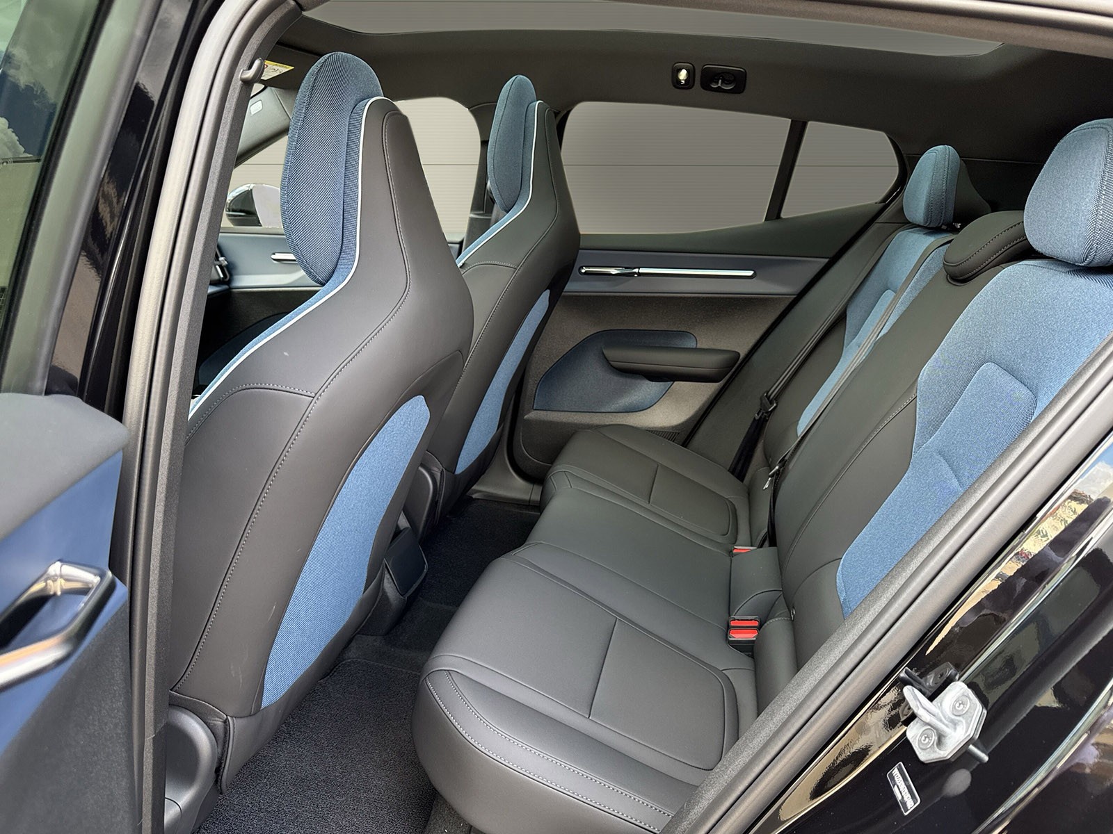 VOLVO EX30 E60 Twin Ultra Performance Sw. Black Ed. AWD-image-9