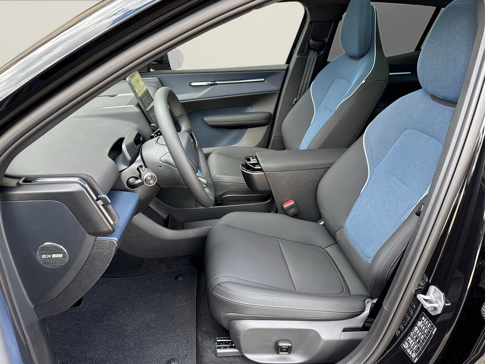 VOLVO EX30 E60 Twin Ultra Performance Sw. Black Ed. AWD-image-7