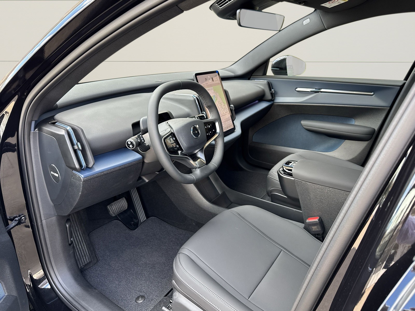 VOLVO EX30 E60 Twin Ultra Performance Sw. Black Ed. AWD-image-6