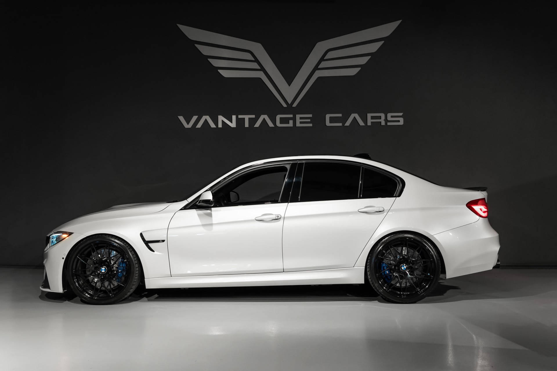 BMW M3 Competition-showroom-element-1