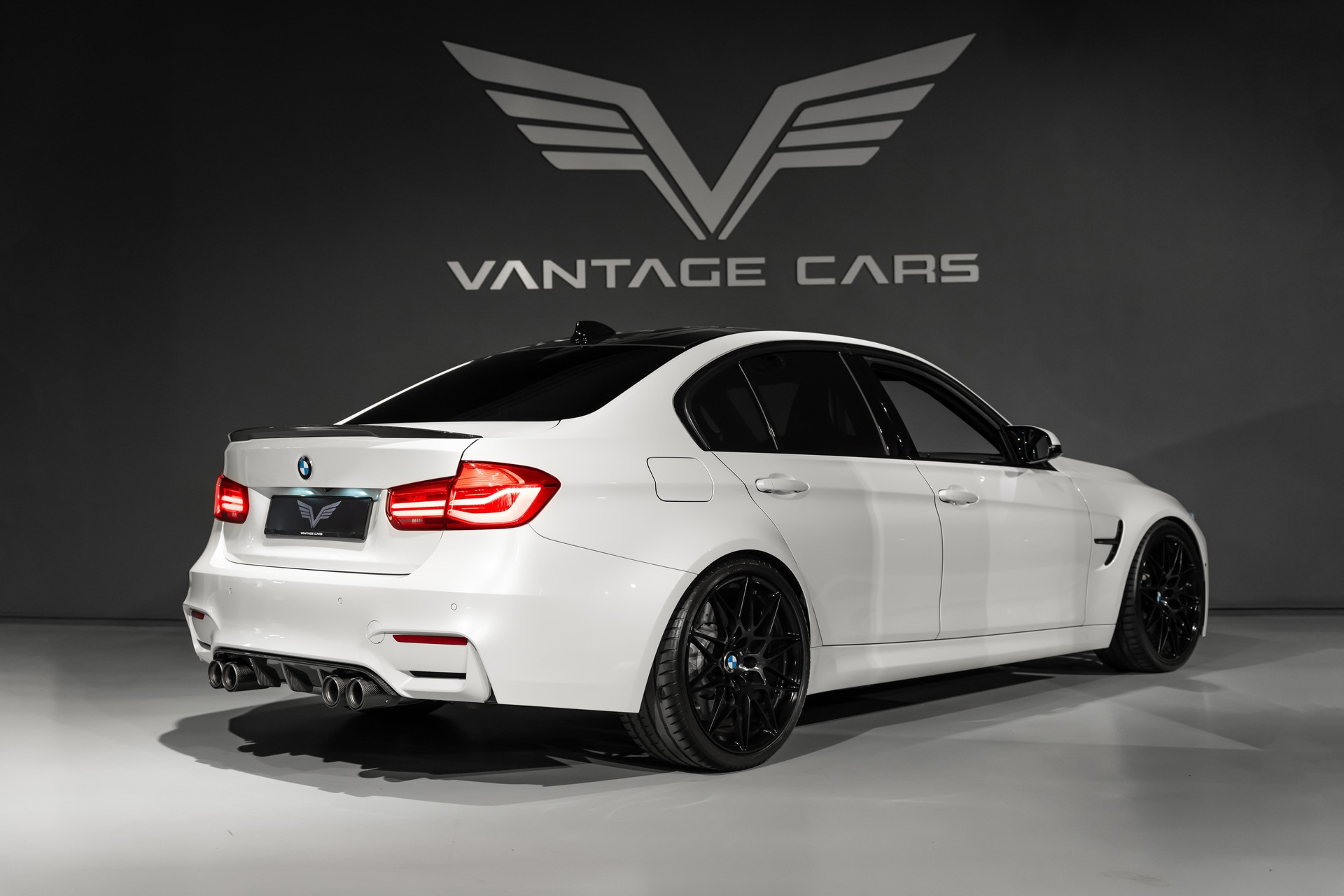 BMW M3 Competition-showroom-element-2