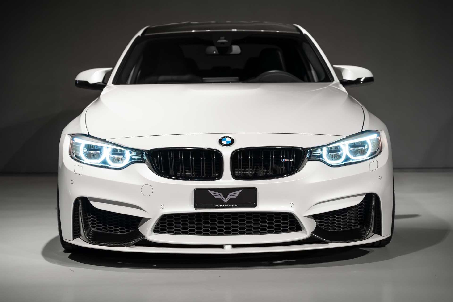 BMW M3 Competition-showroom-element-3