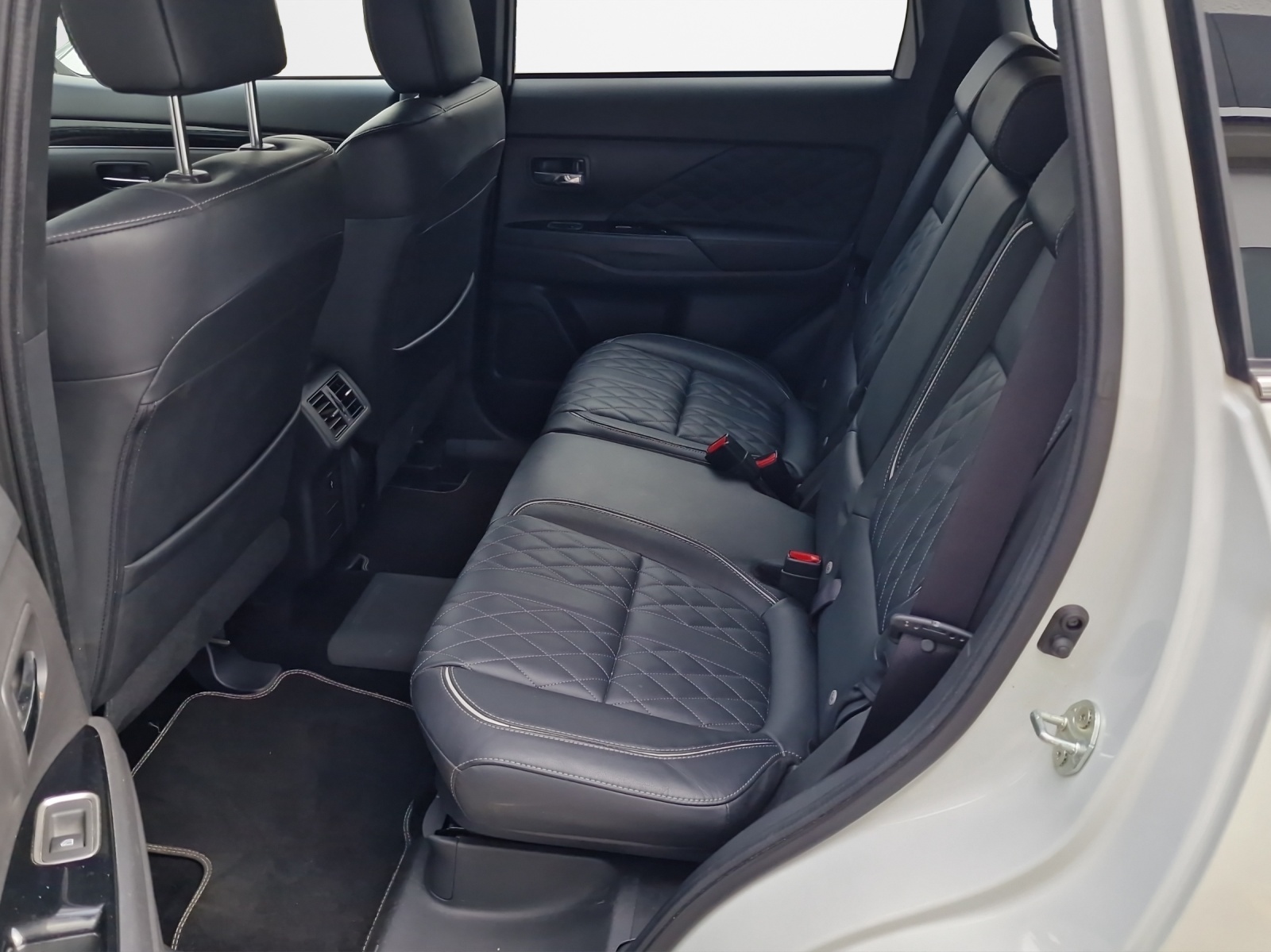 MITSUBISHI Outlander 2.4 PHEV Diamond S-Edition 4WD Automatic-image-9