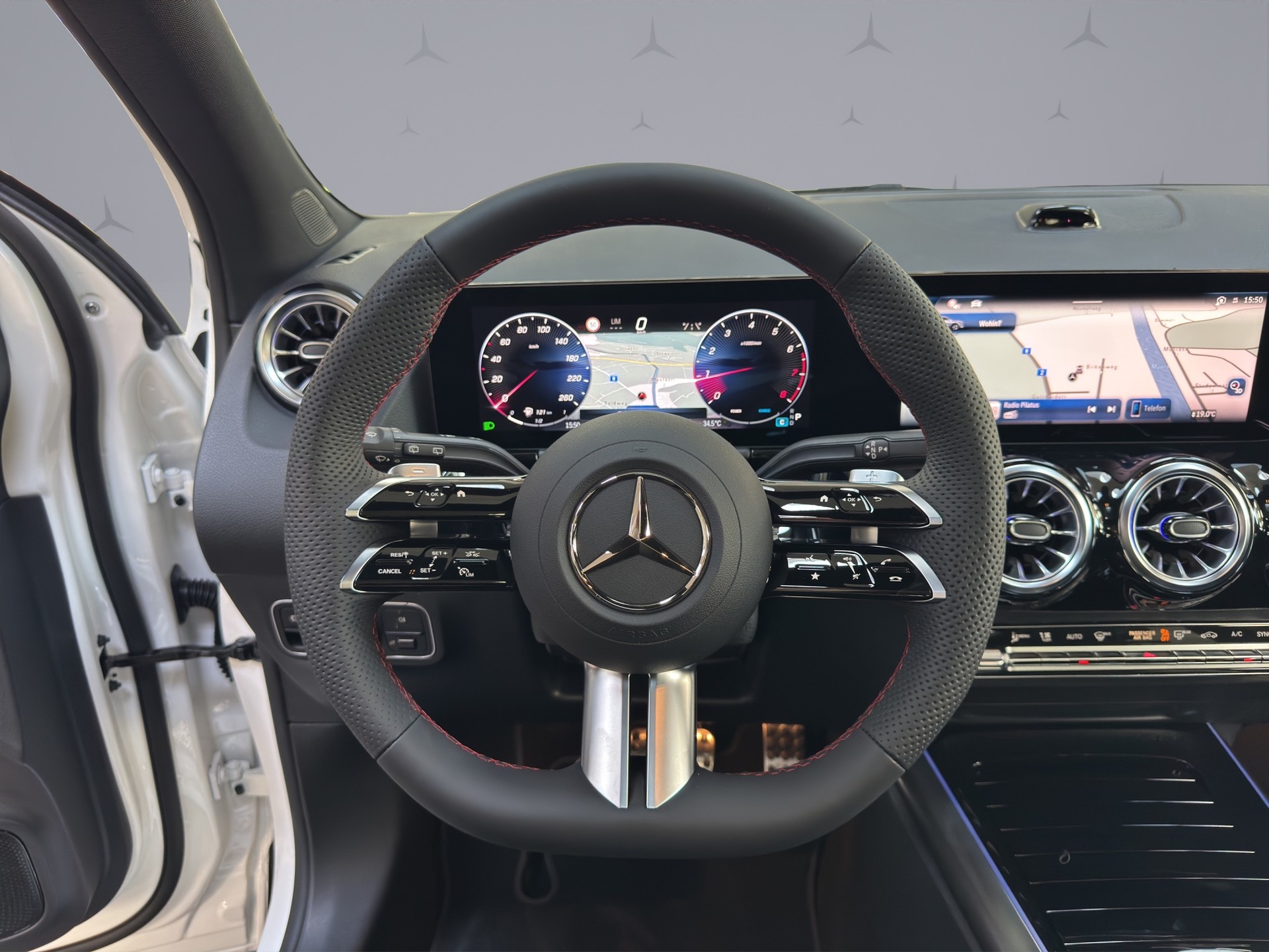 MERCEDES-BENZ GLA 200 Night Star AMG Line-image-10