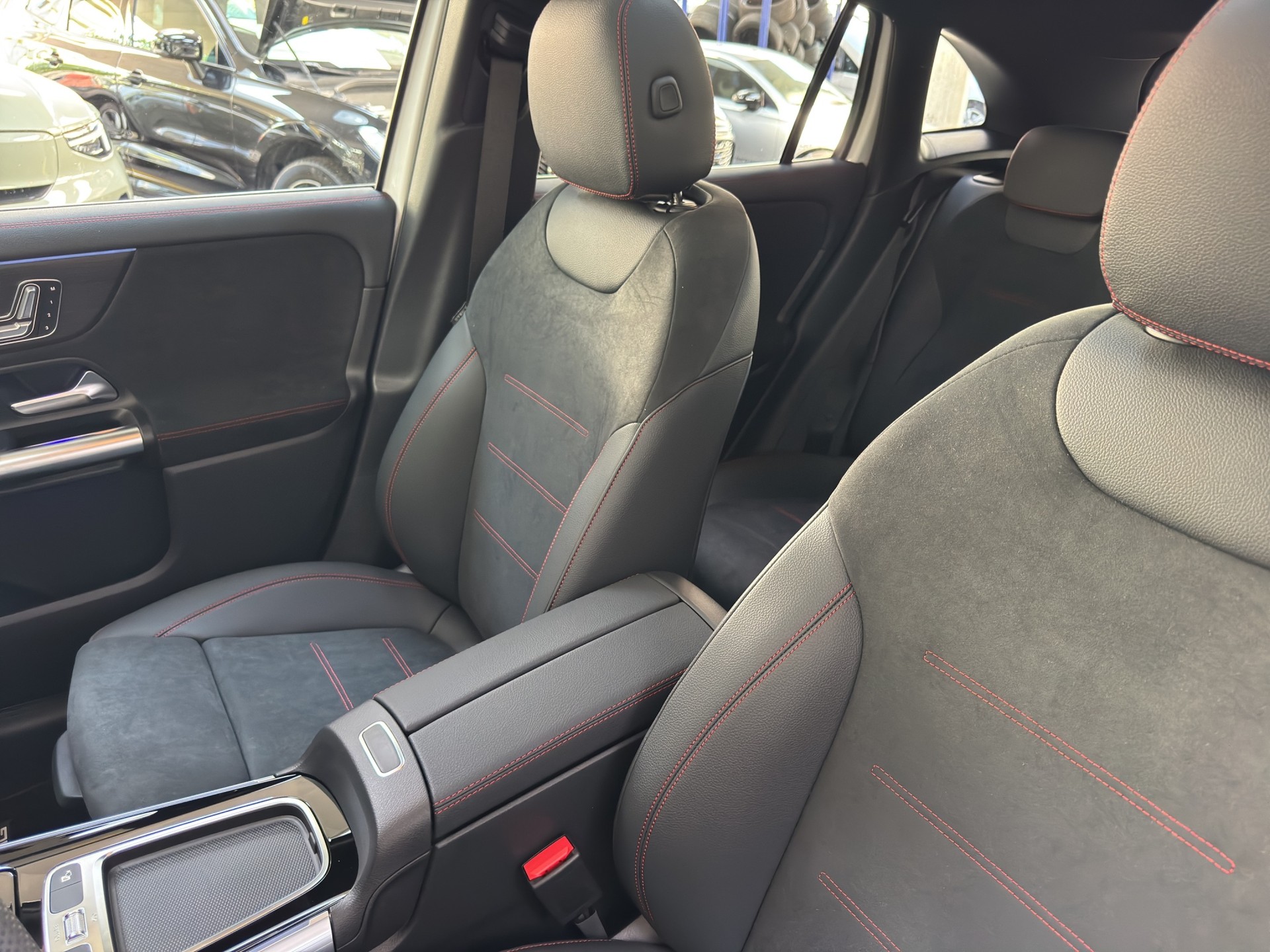 MERCEDES-BENZ GLA 200 Night Star AMG Line-image-18