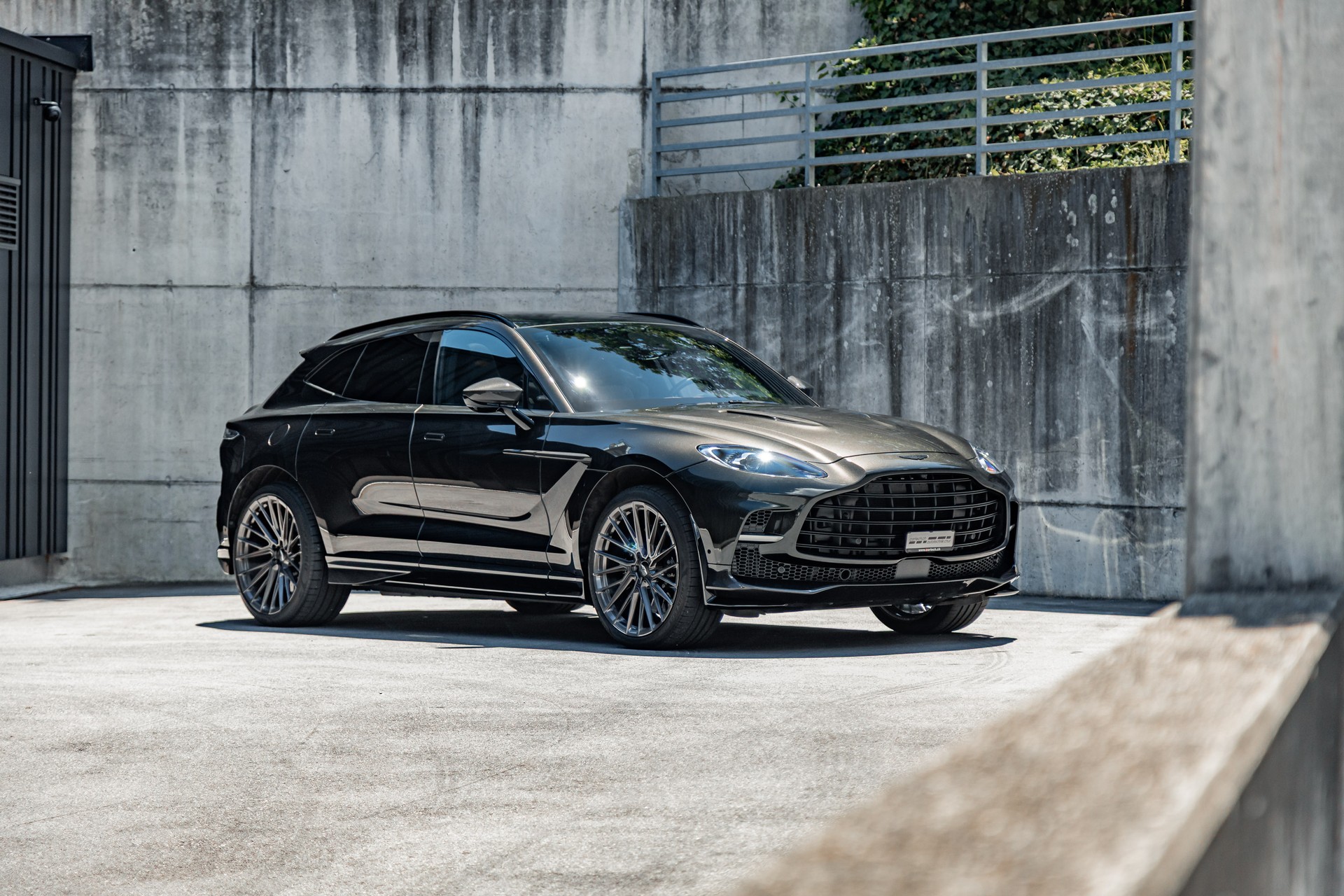 ASTON MARTIN DBX 707-showroom-element-1