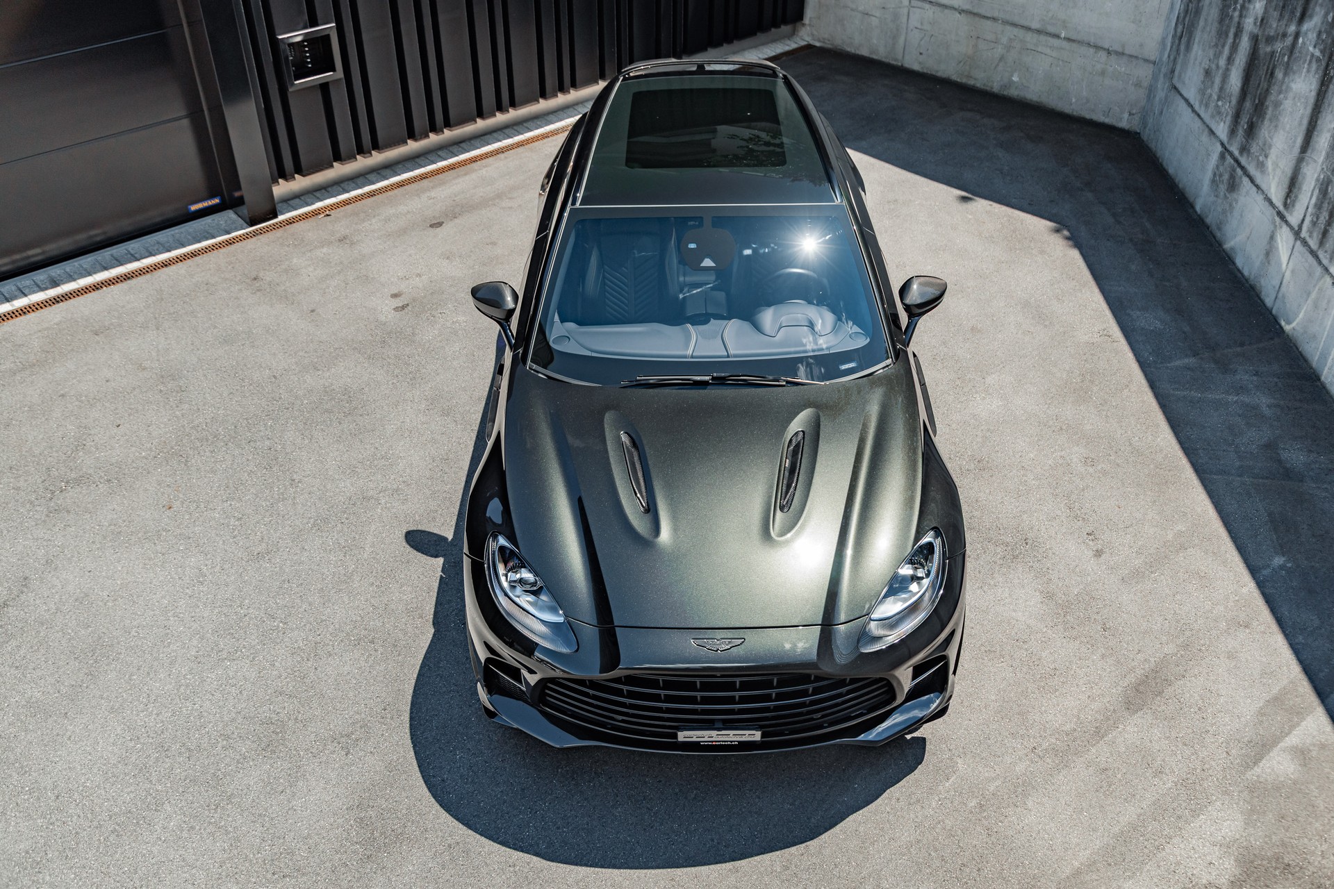 ASTON MARTIN DBX 707-showroom-element-2
