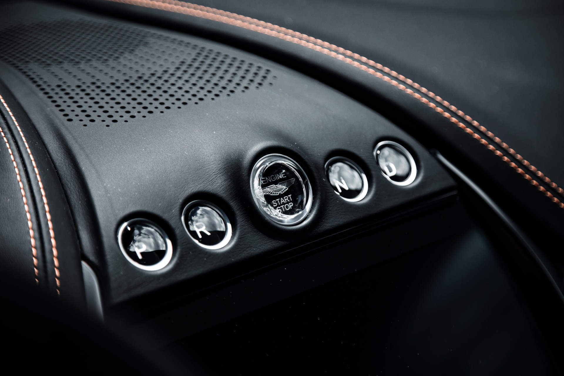 ASTON MARTIN DBX 707-image-19