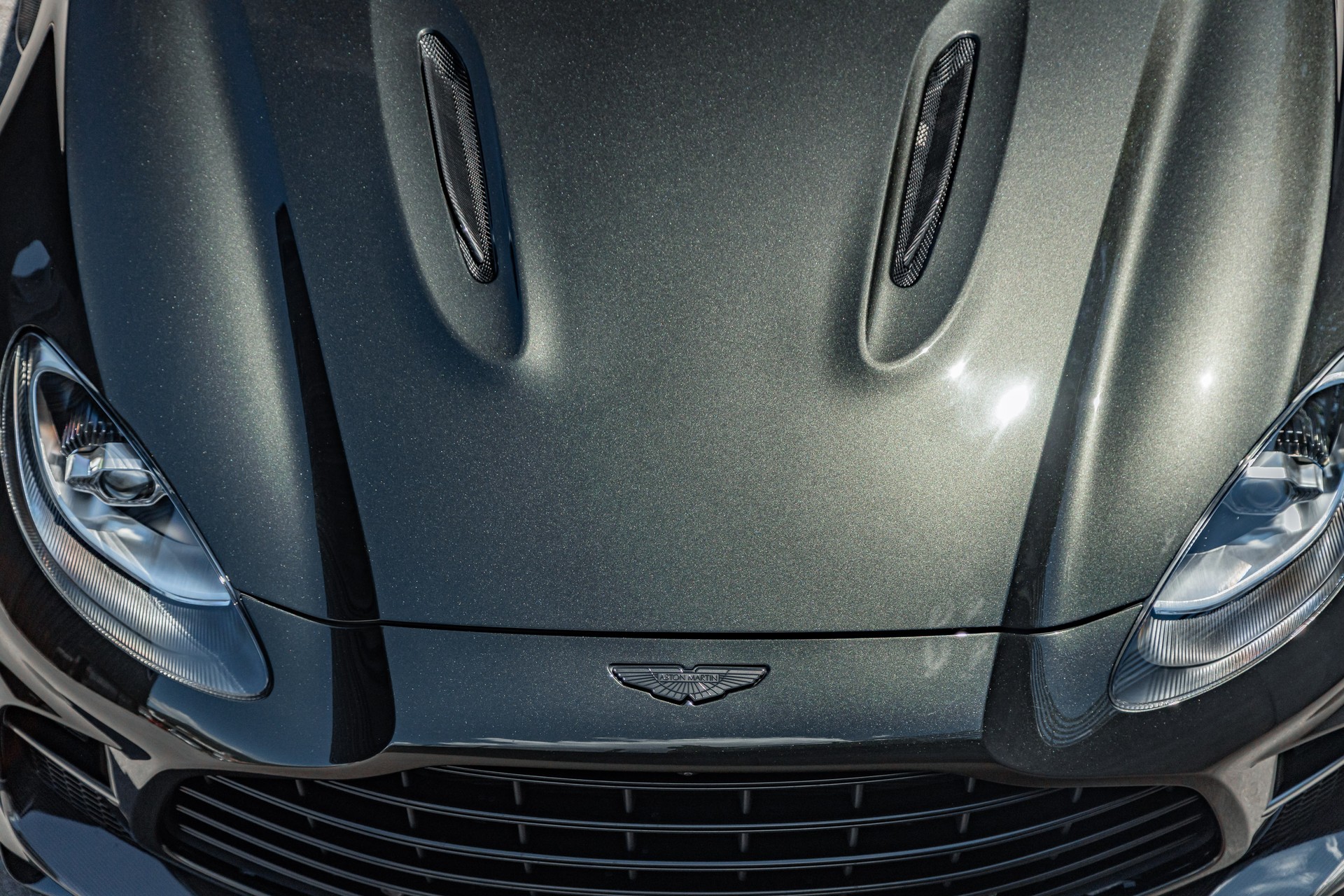 ASTON MARTIN DBX 707-showroom-element-3