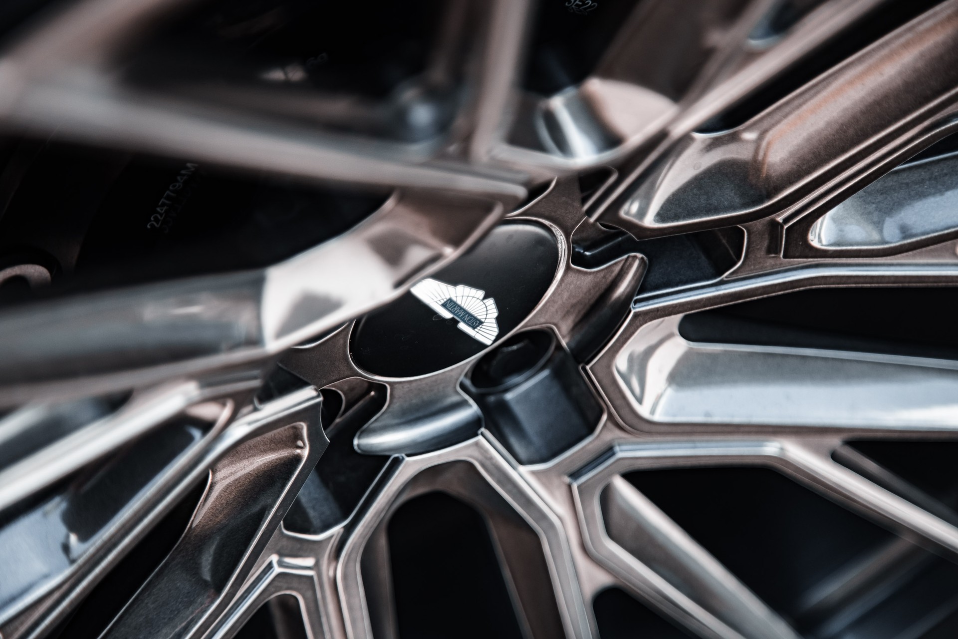 ASTON MARTIN DBX 707-image-11