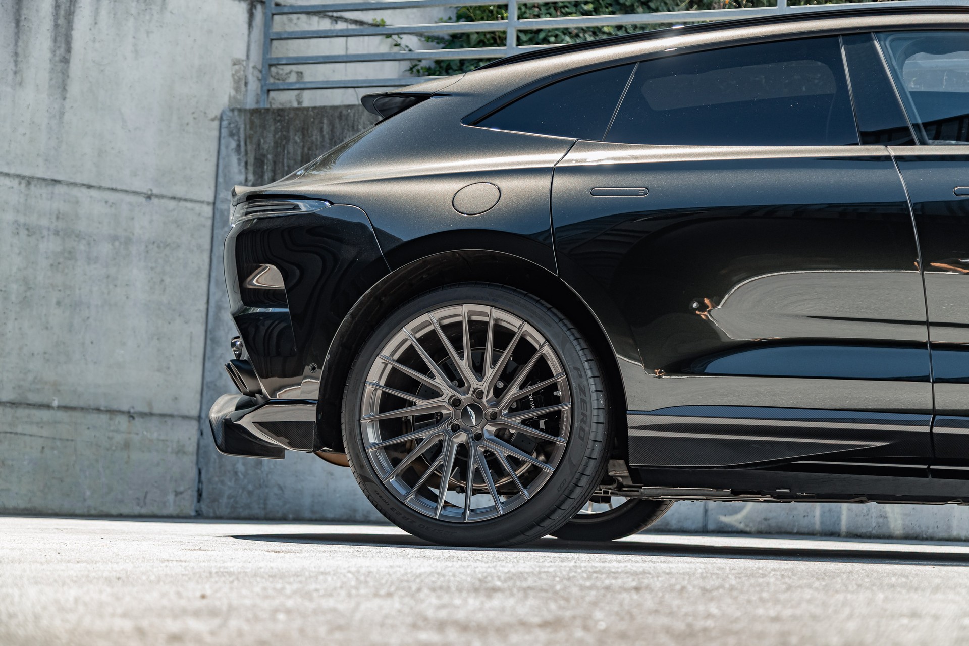 ASTON MARTIN DBX 707-image-8