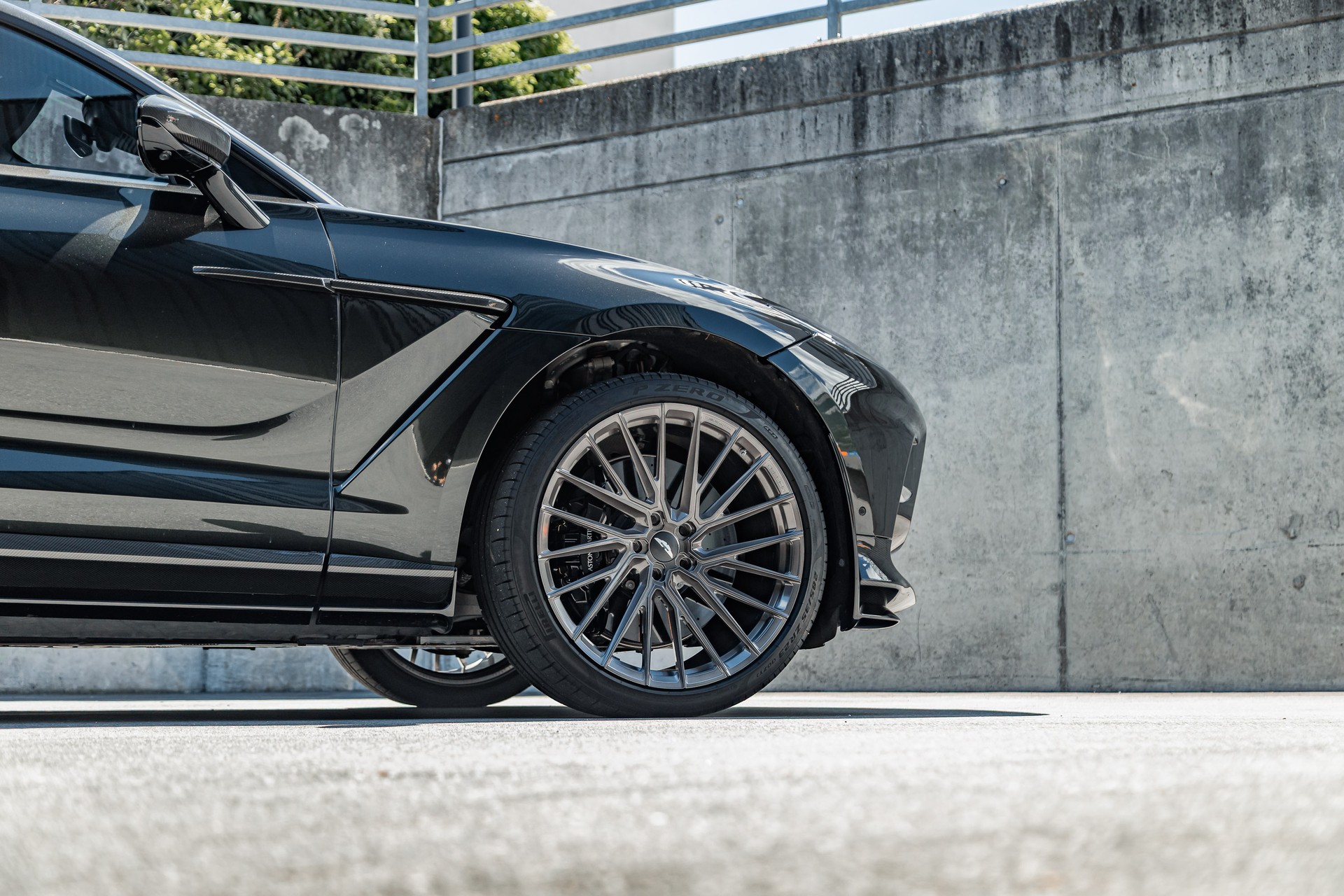 ASTON MARTIN DBX 707-image-7