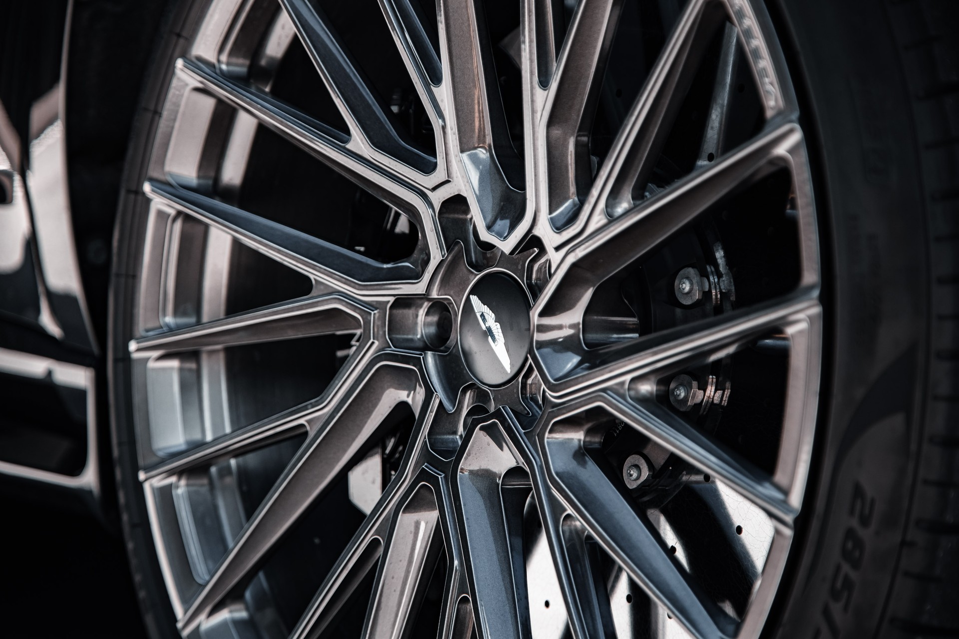 ASTON MARTIN DBX 707-image-10