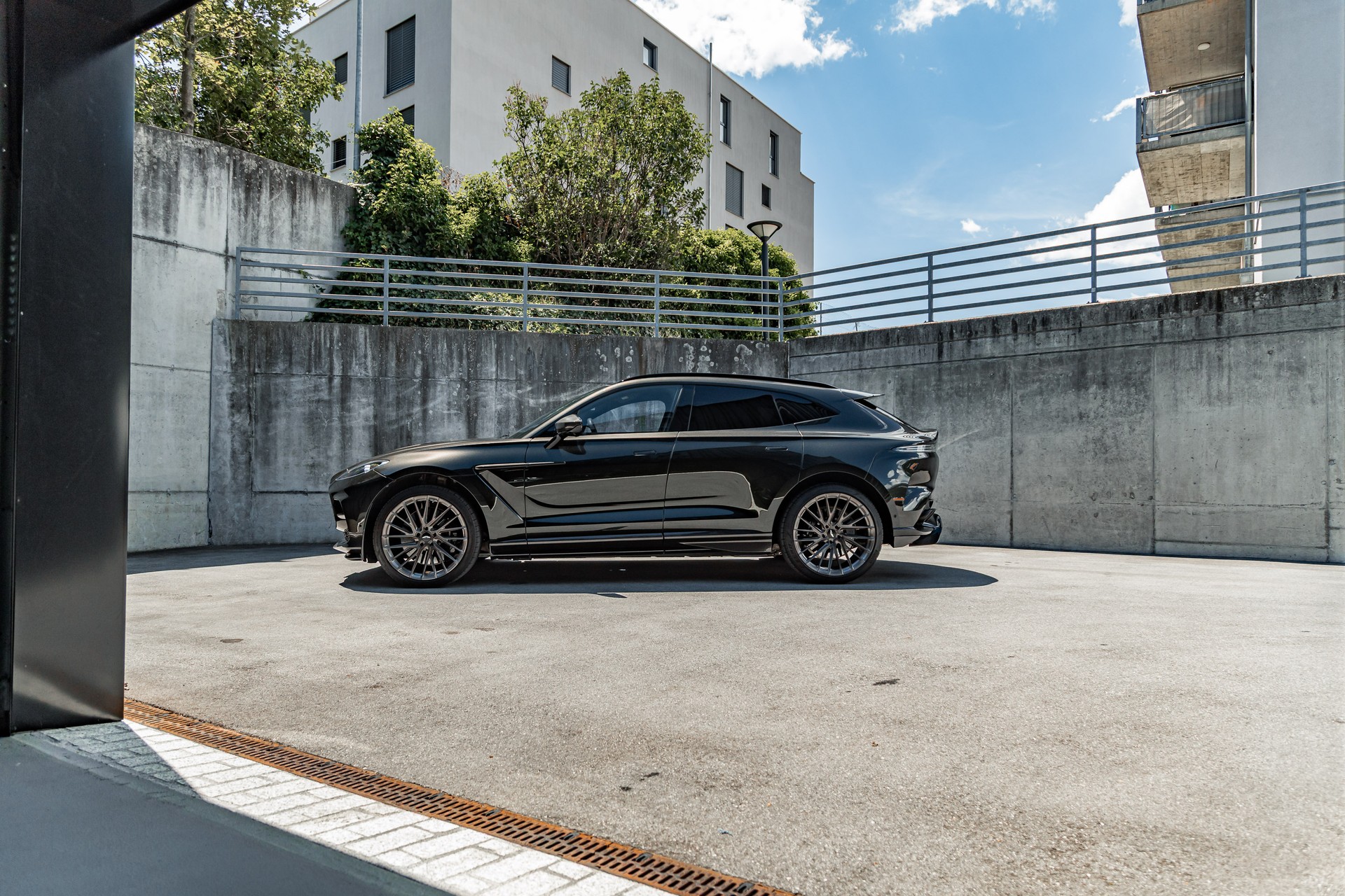 ASTON MARTIN DBX 707-image-18
