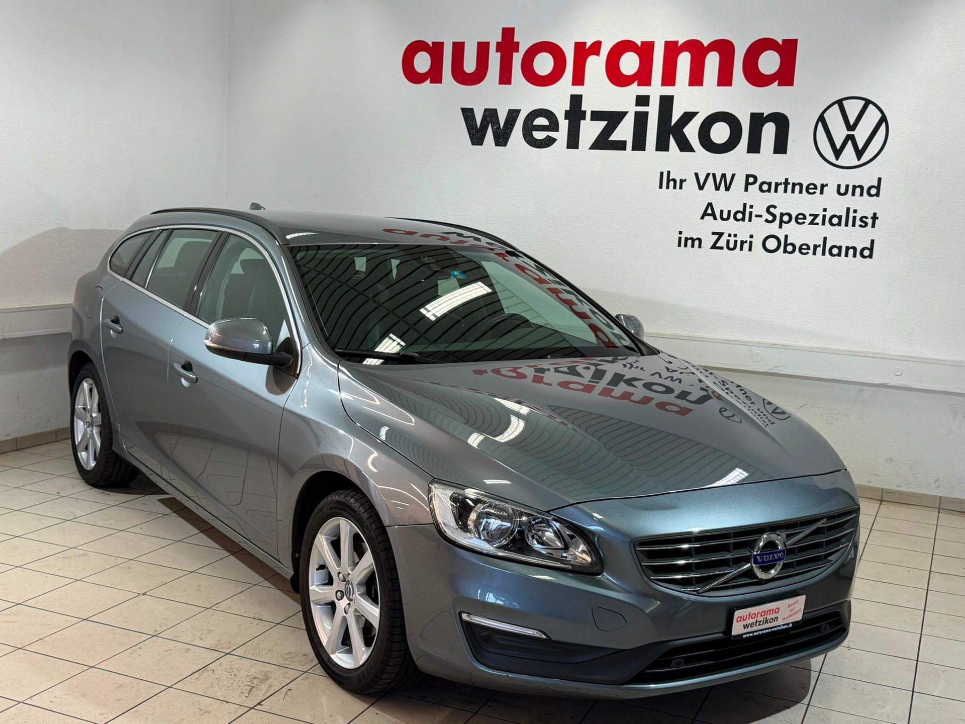 VOLVO V60 T4 Momentum-showroom-element-1