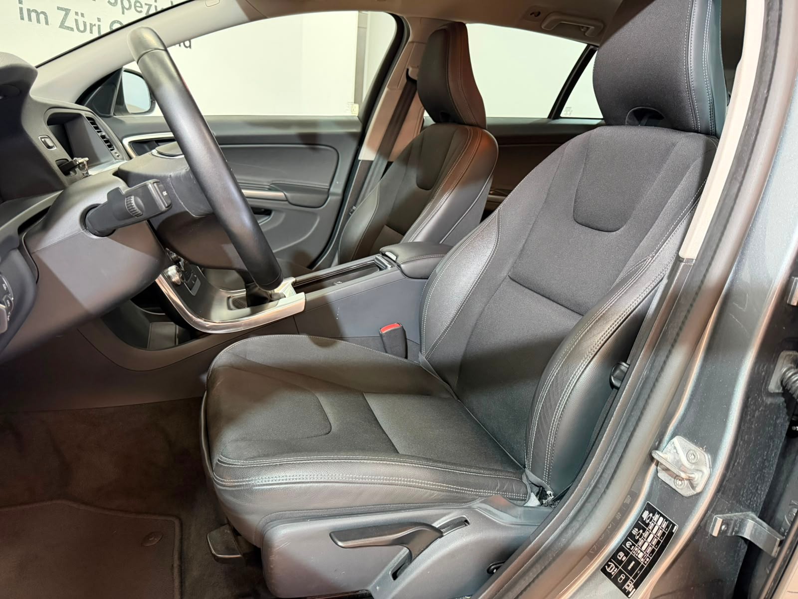 VOLVO V60 T4 Momentum-image-5