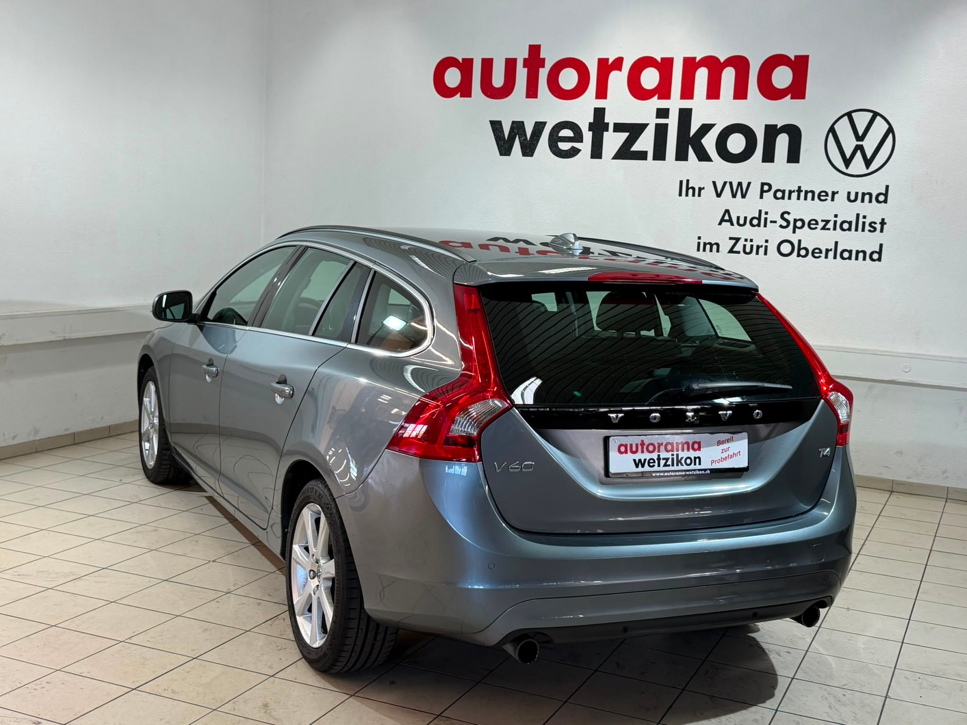 VOLVO V60 T4 Momentum-showroom-element-3