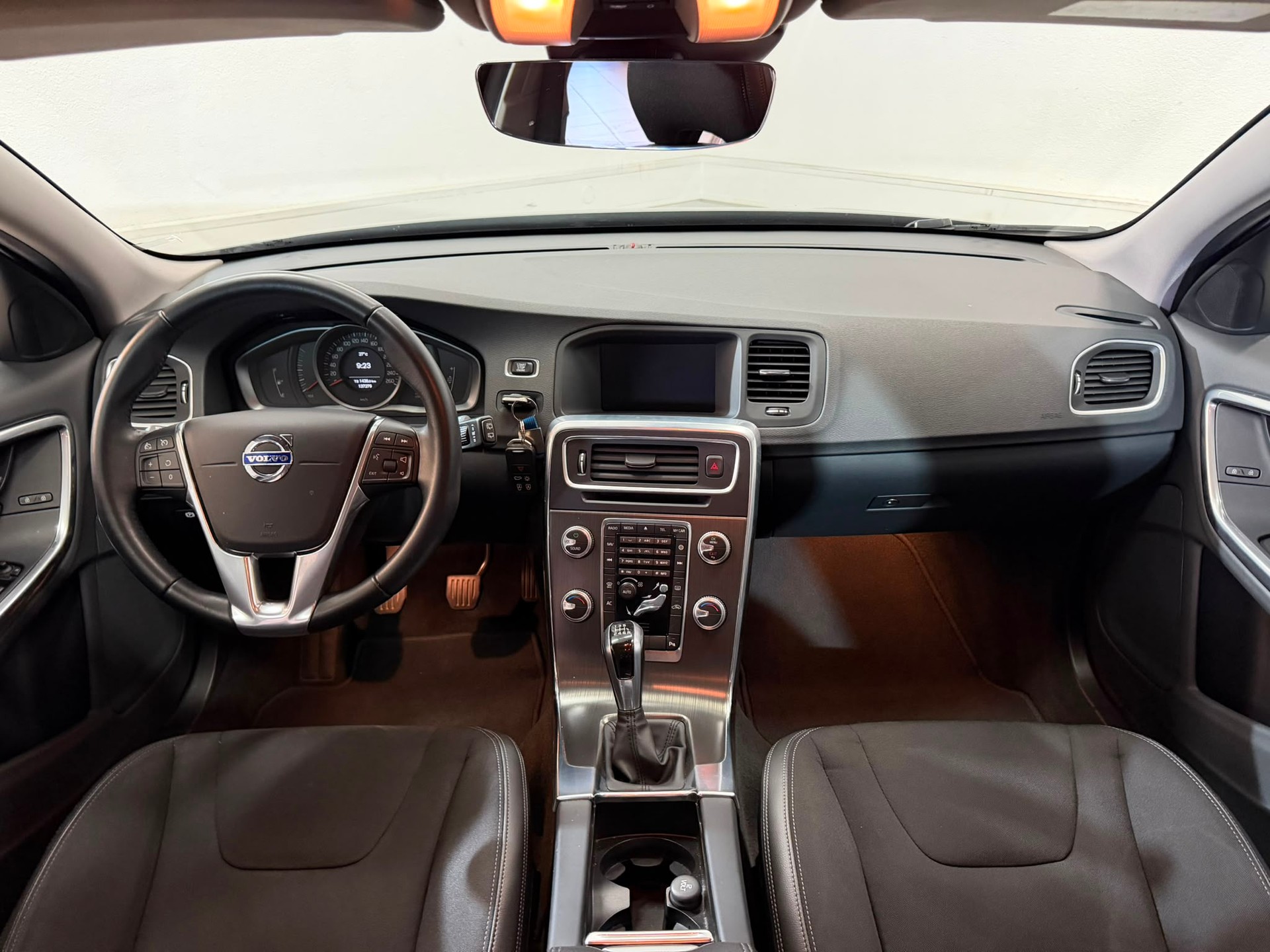 VOLVO V60 T4 Momentum-image-9