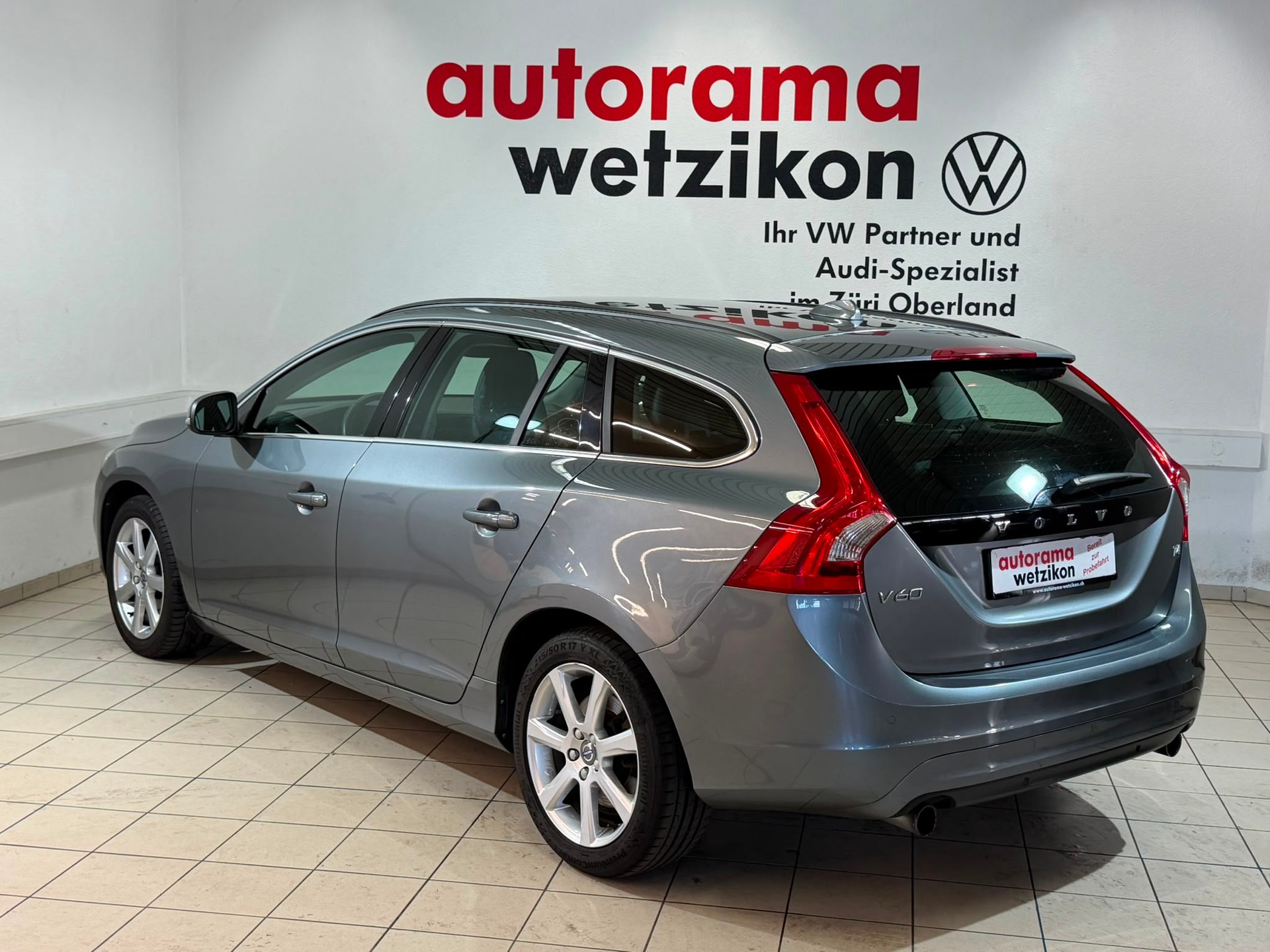 VOLVO V60 T4 Momentum-showroom-element-2