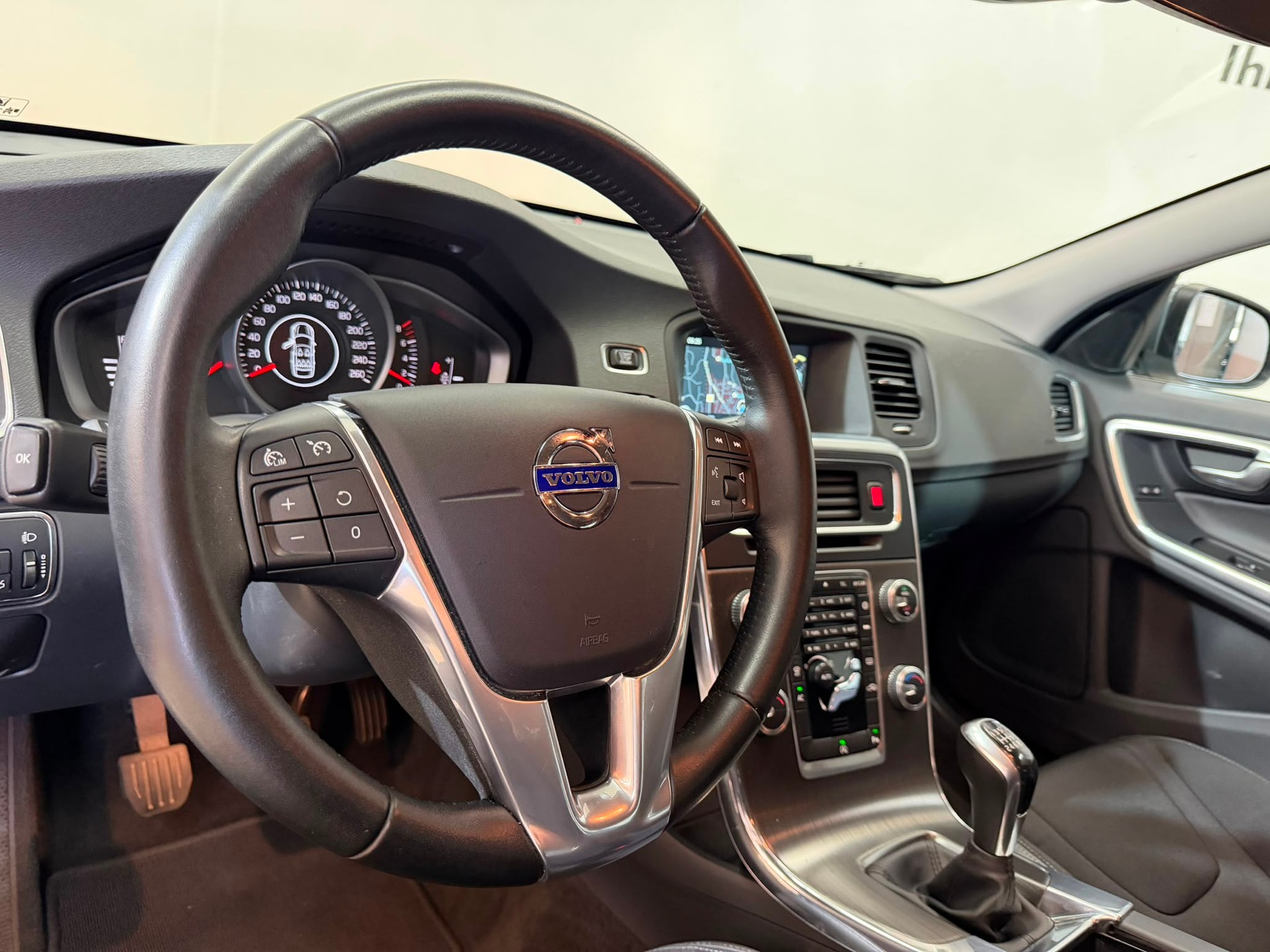 VOLVO V60 T4 Momentum-image-6