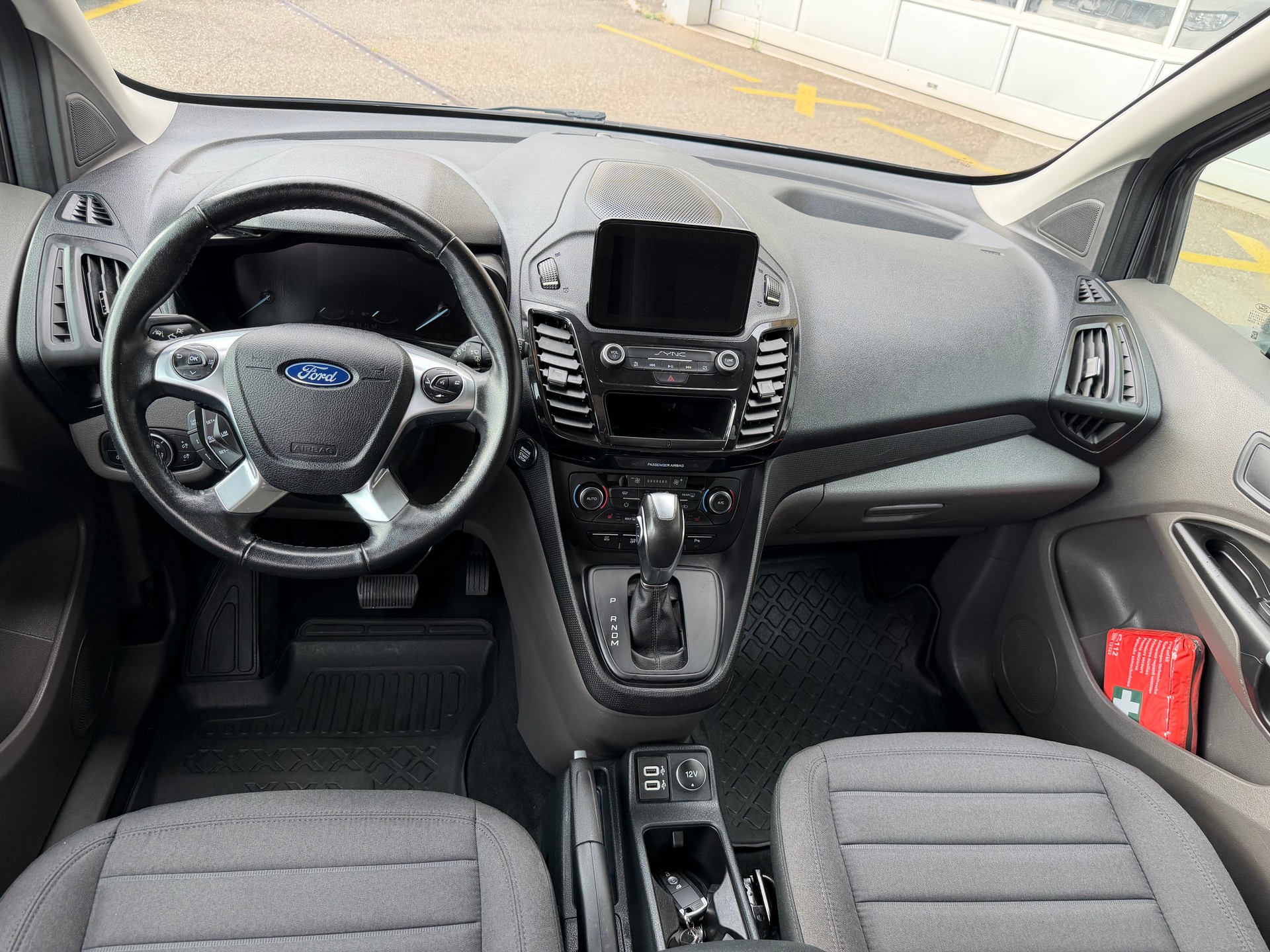 FORD Grand Tourneo Connect 1.5 EcoBlue Trend Automat-image-9