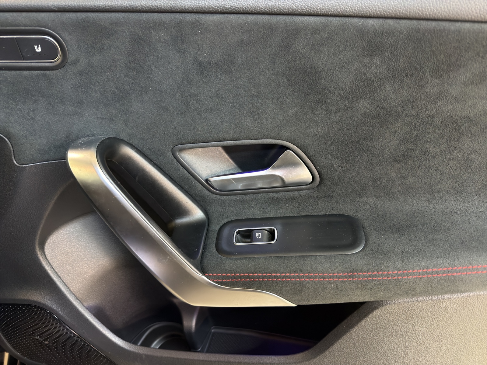 MERCEDES-BENZ A 200 AMG Line-image-13