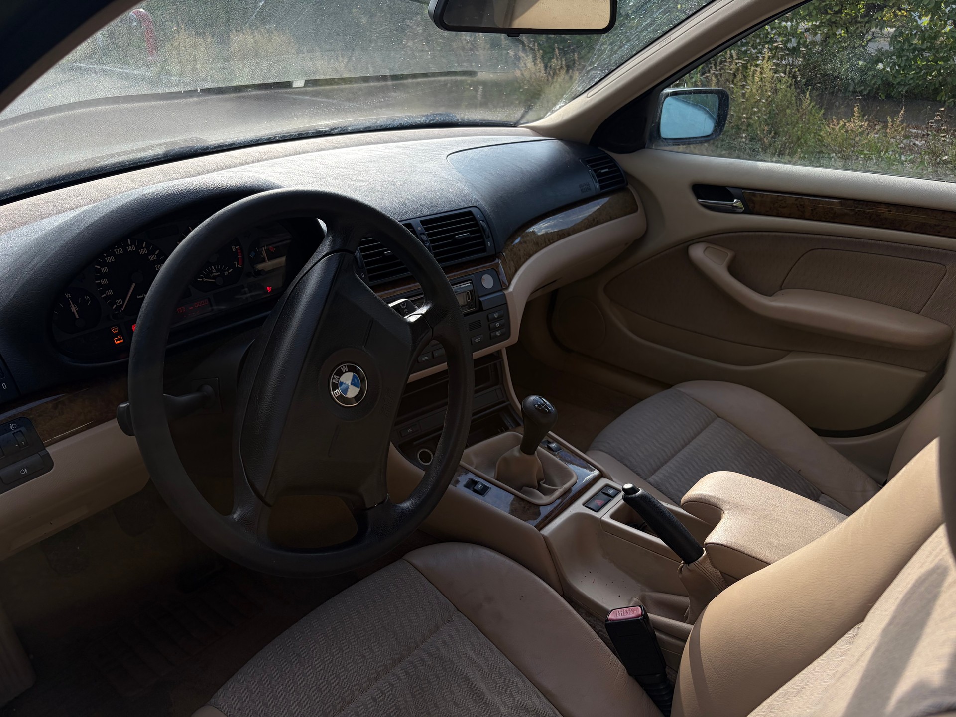 BMW 318i-image-6