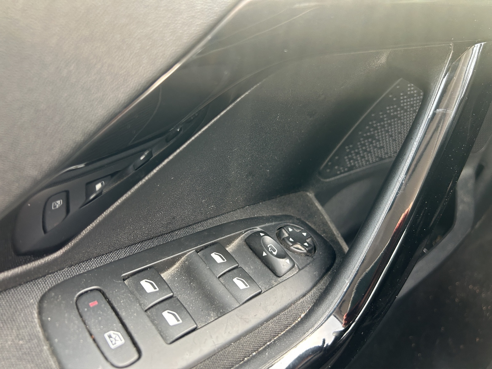 PEUGEOT 208 1.2 THP Allure-image-14