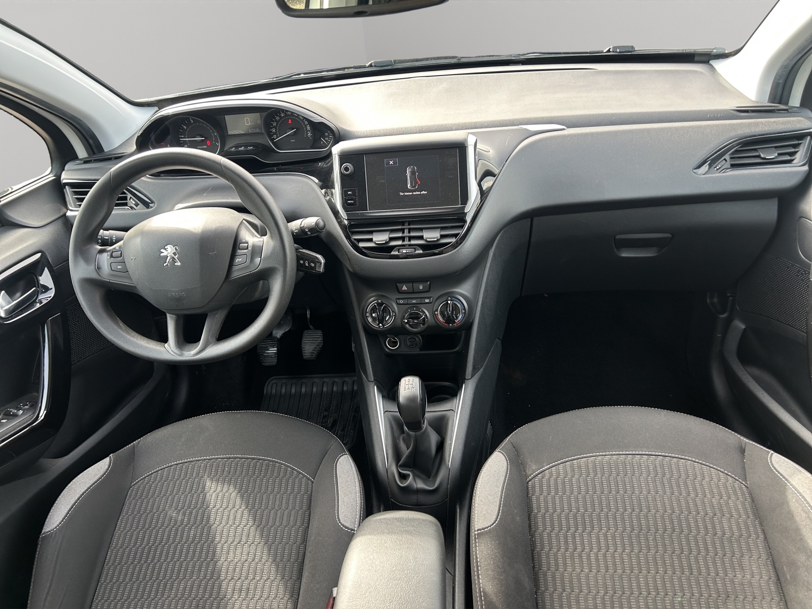 PEUGEOT 208 1.2 THP Allure-image-11