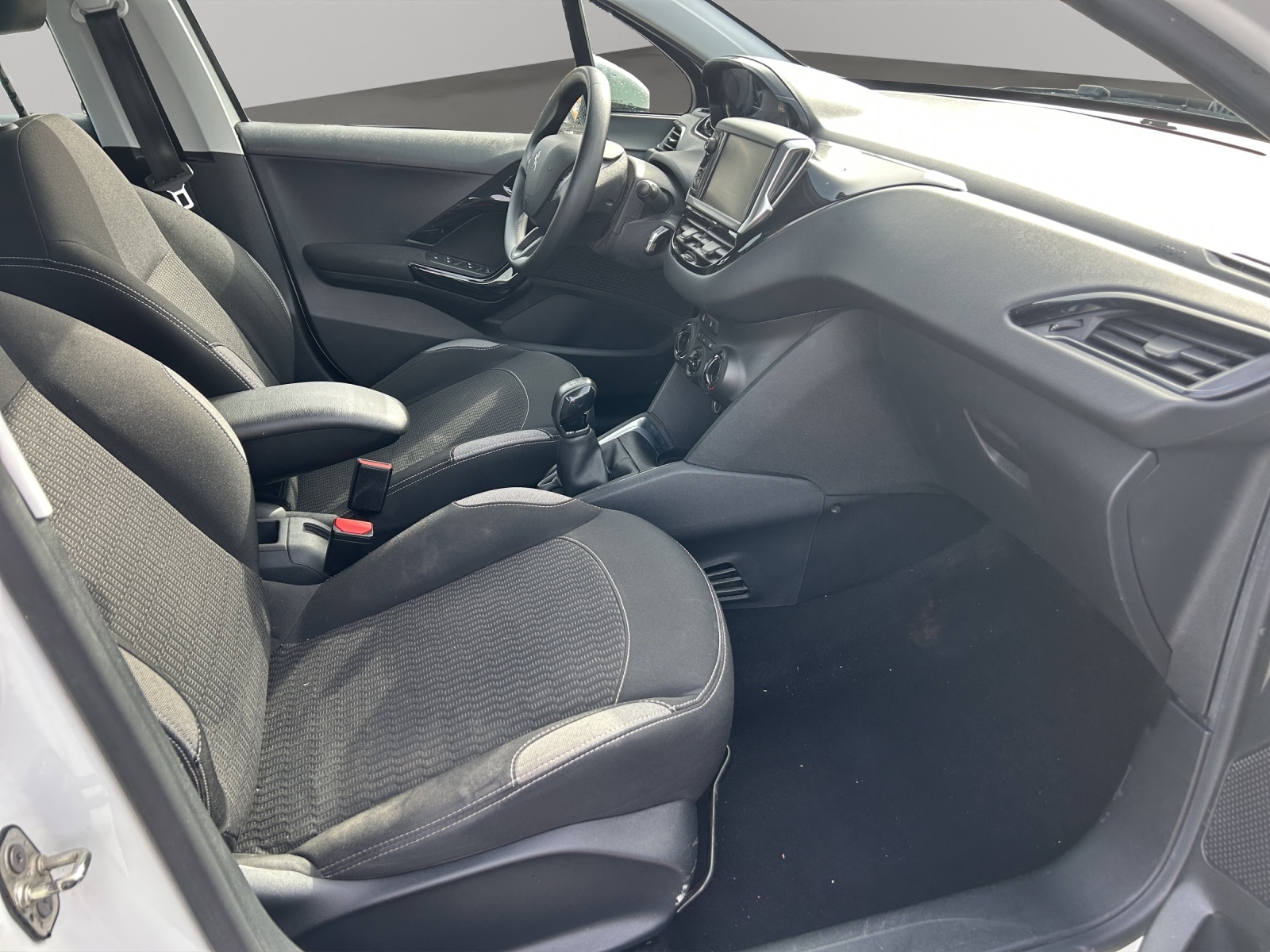 PEUGEOT 208 1.2 THP Allure-image-9