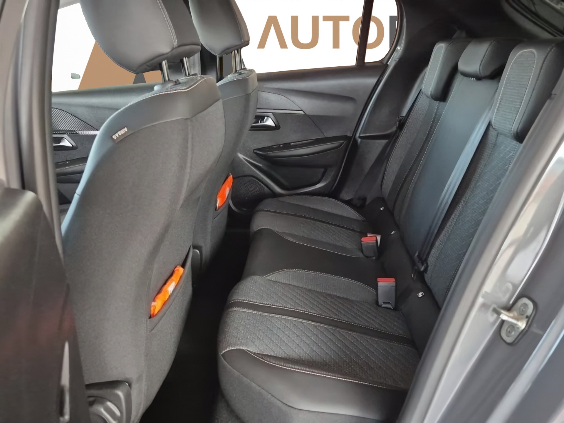 PEUGEOT 208 1.2 Hybrid Allure-image-49
