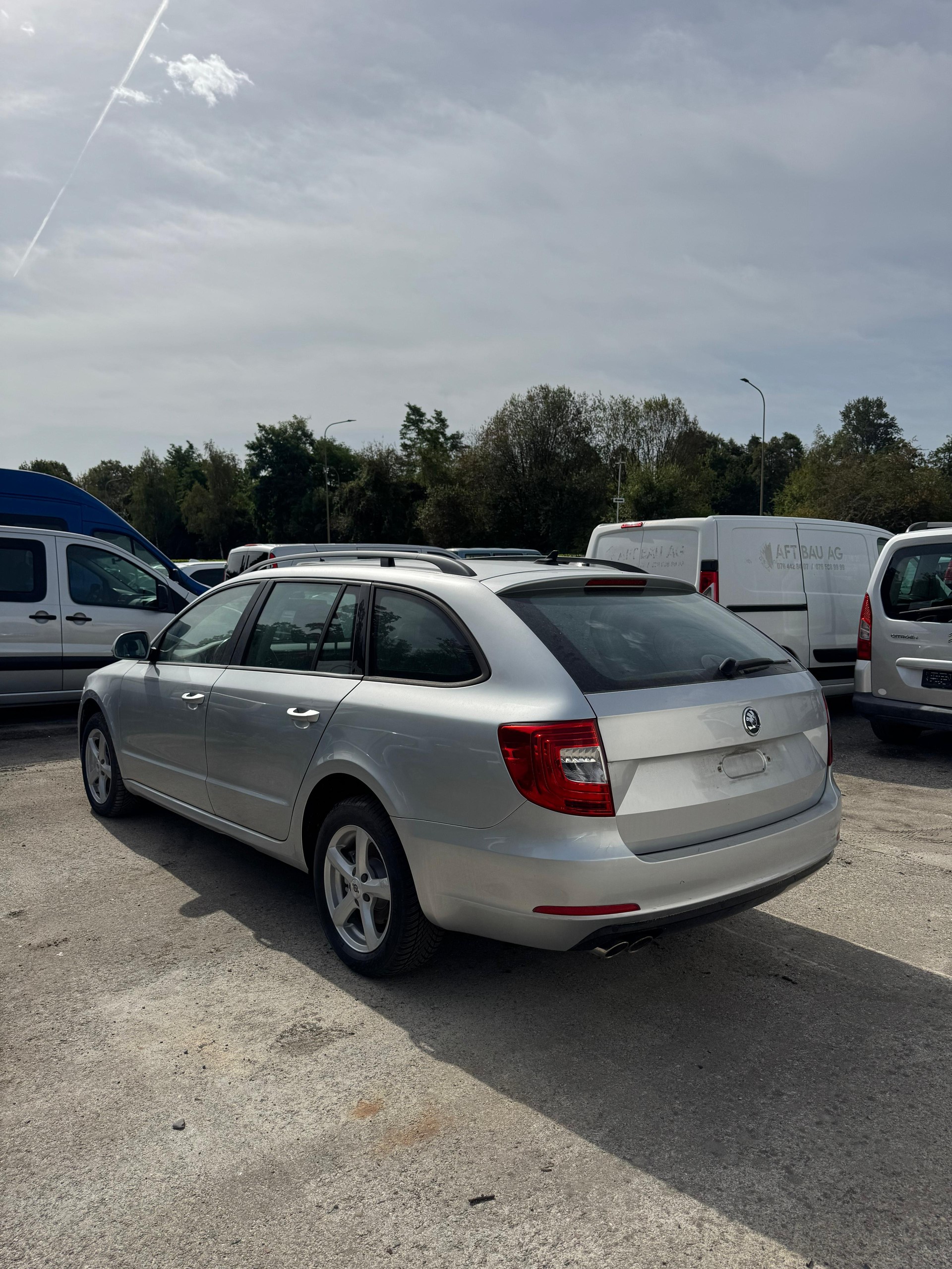SKODA Superb 2.0 TDi Ambition DSG-image-4