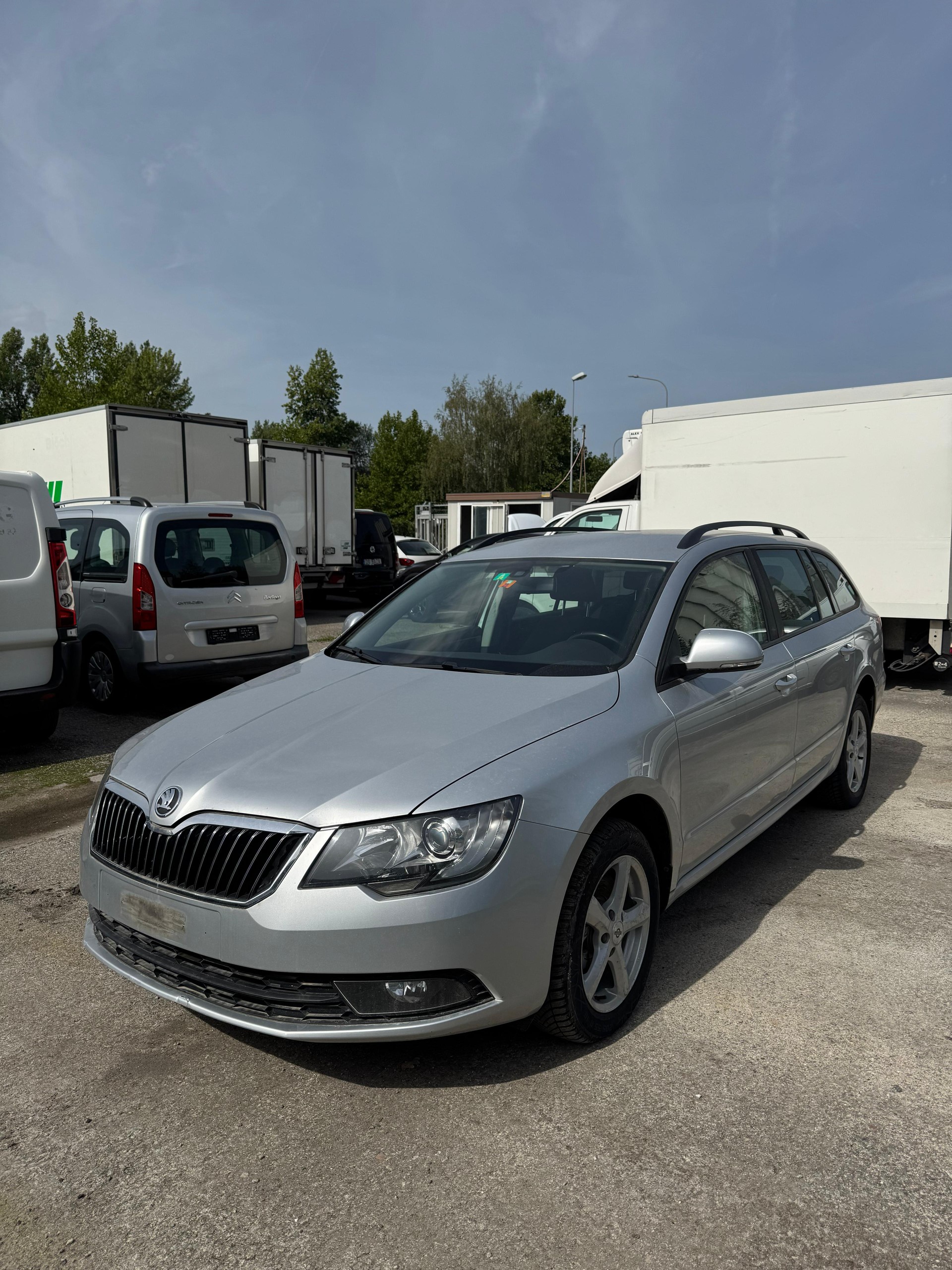 SKODA Superb 2.0 TDi Ambition DSG-showroom-element-3