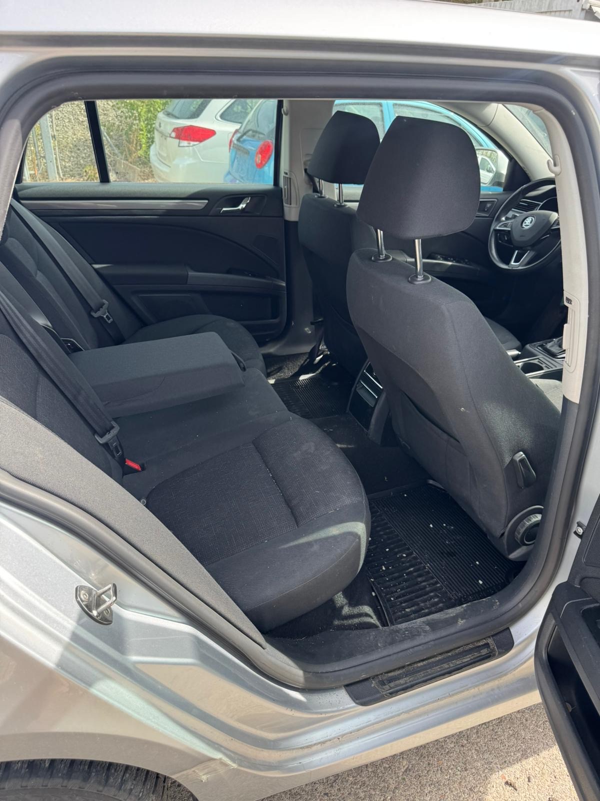 SKODA Superb 2.0 TDi Ambition DSG-image-15
