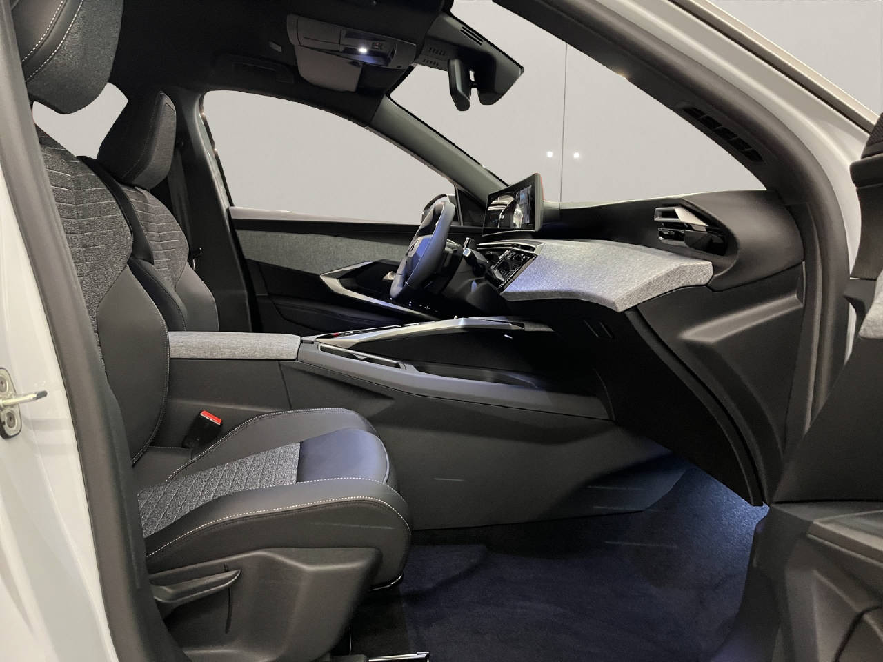 PEUGEOT 3008 e-Allure Premium AWD-image-12
